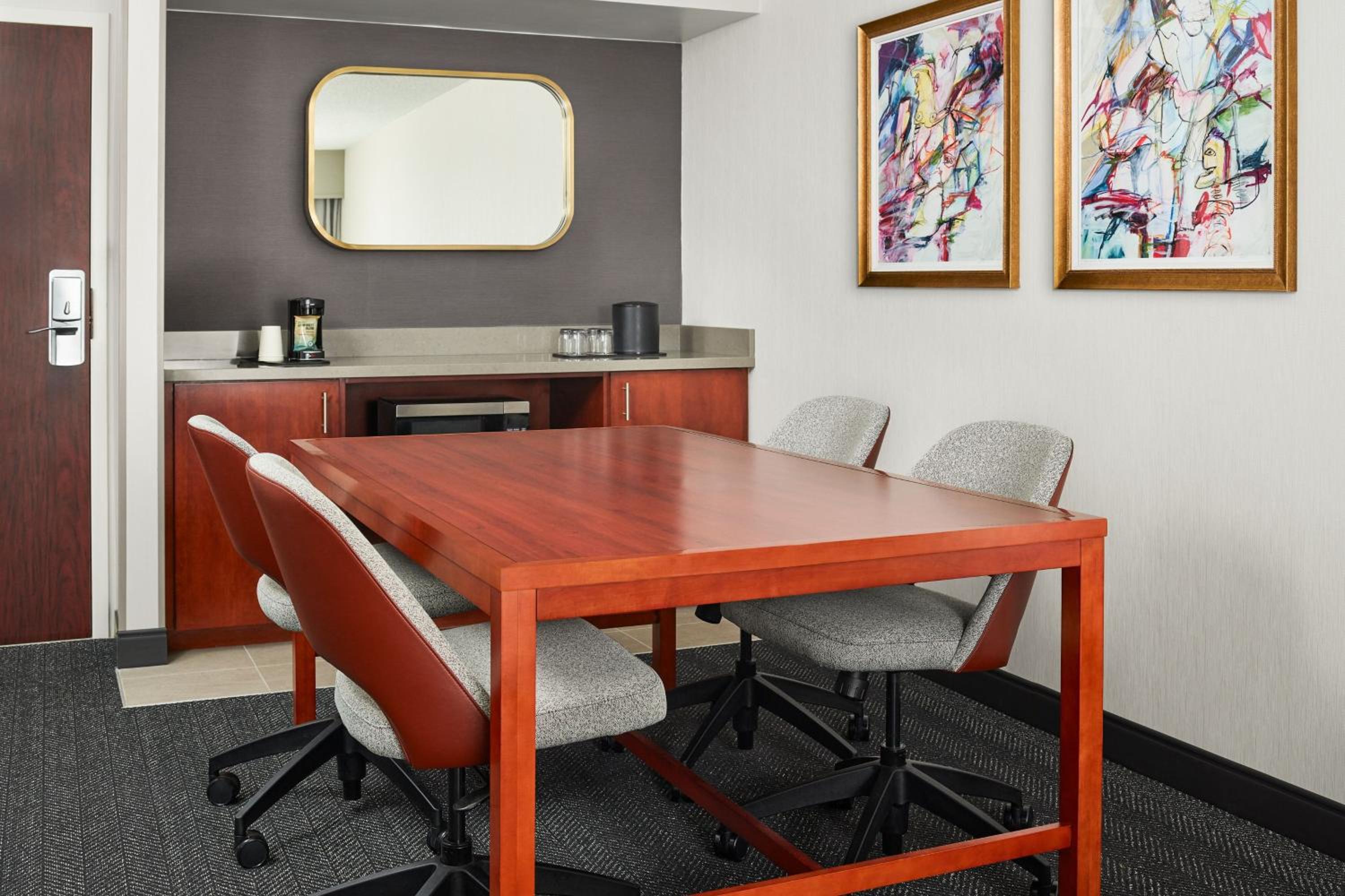 One-Bedroom King Suite - Photo 4