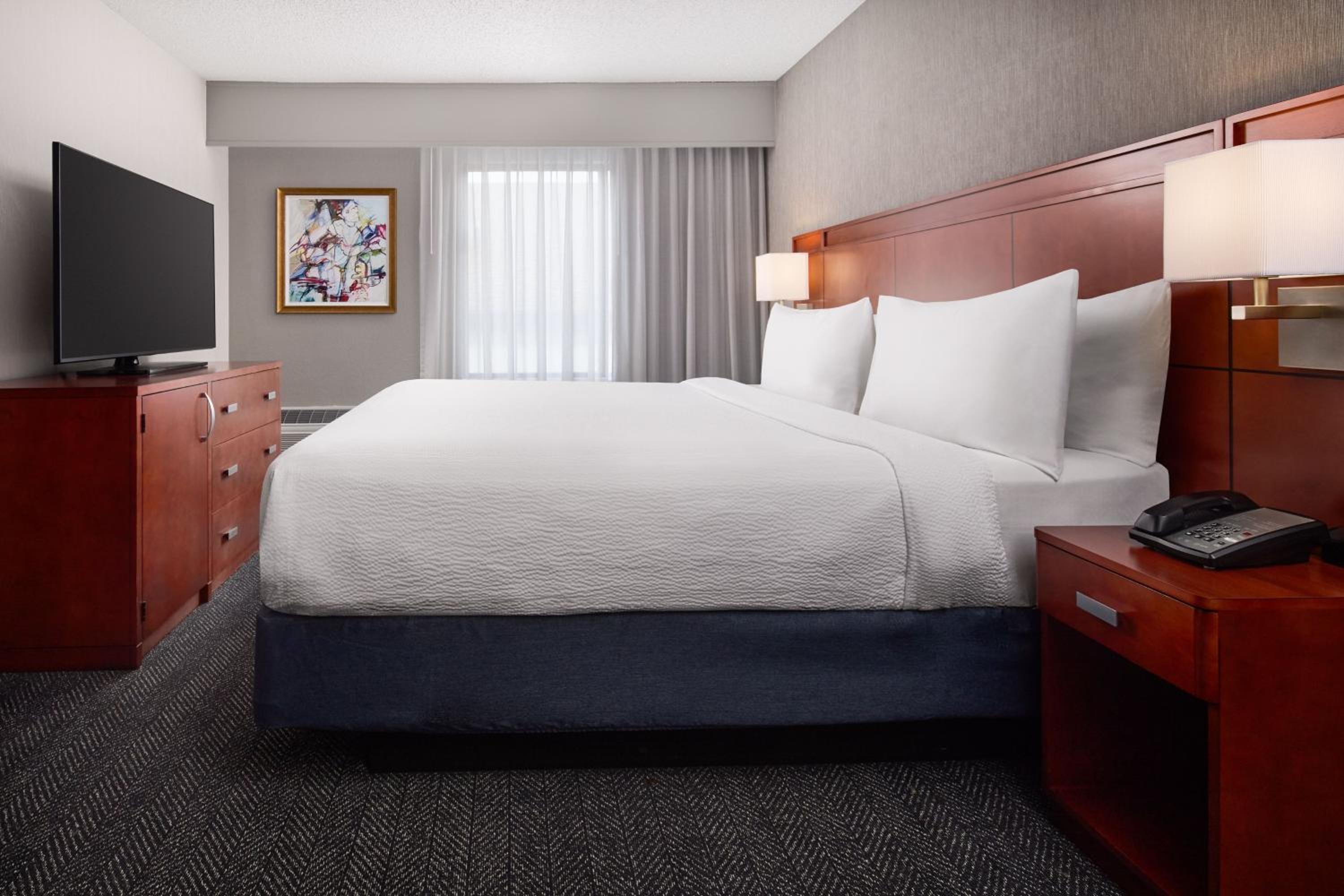 One-Bedroom King Suite - Photo 3
