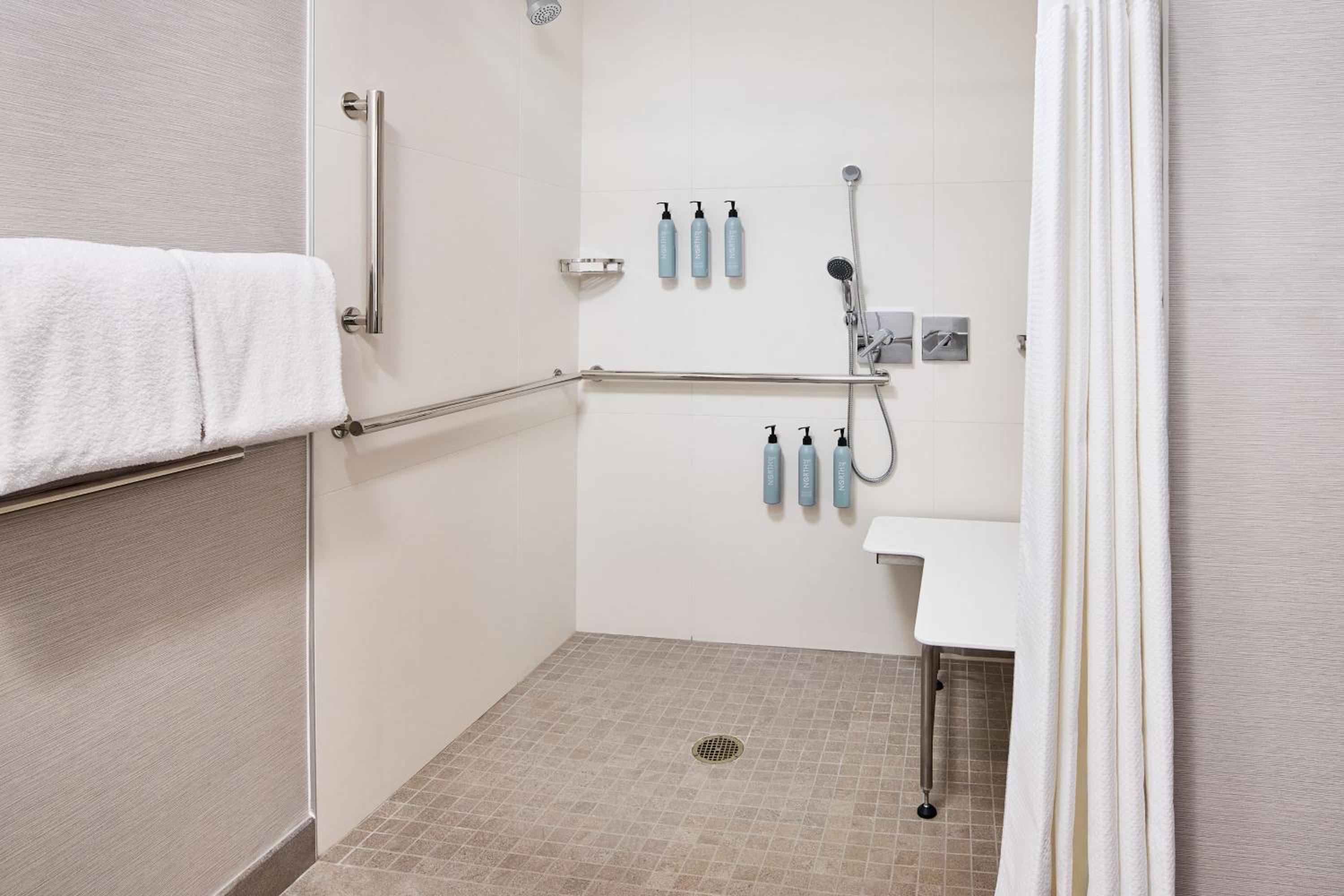 Double Room with Two Double Beds and Adapted Tub - Mobility Accessible - Photo 6