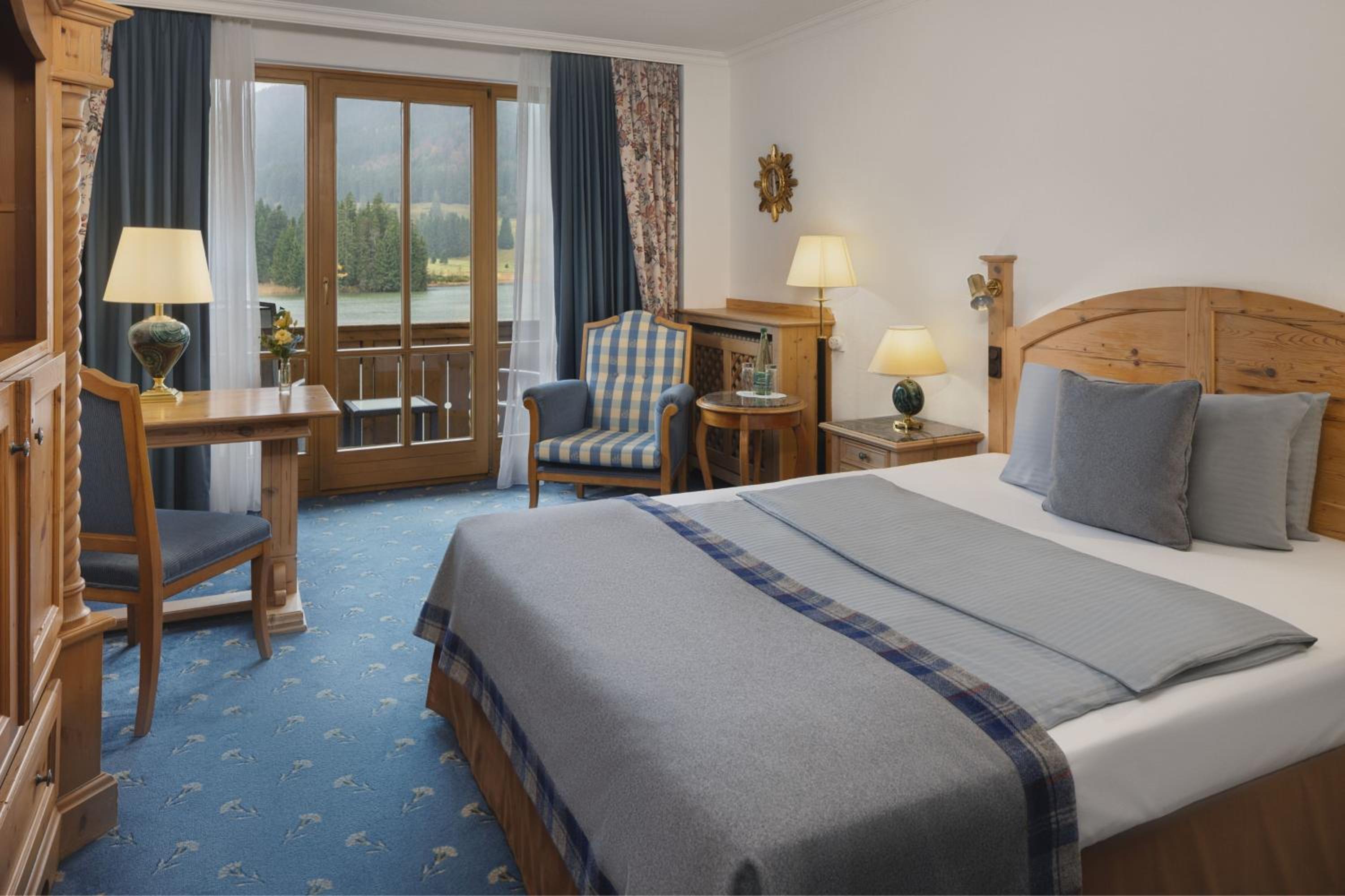 Superior Queen Room with Balcony and Lake View - Photo 1