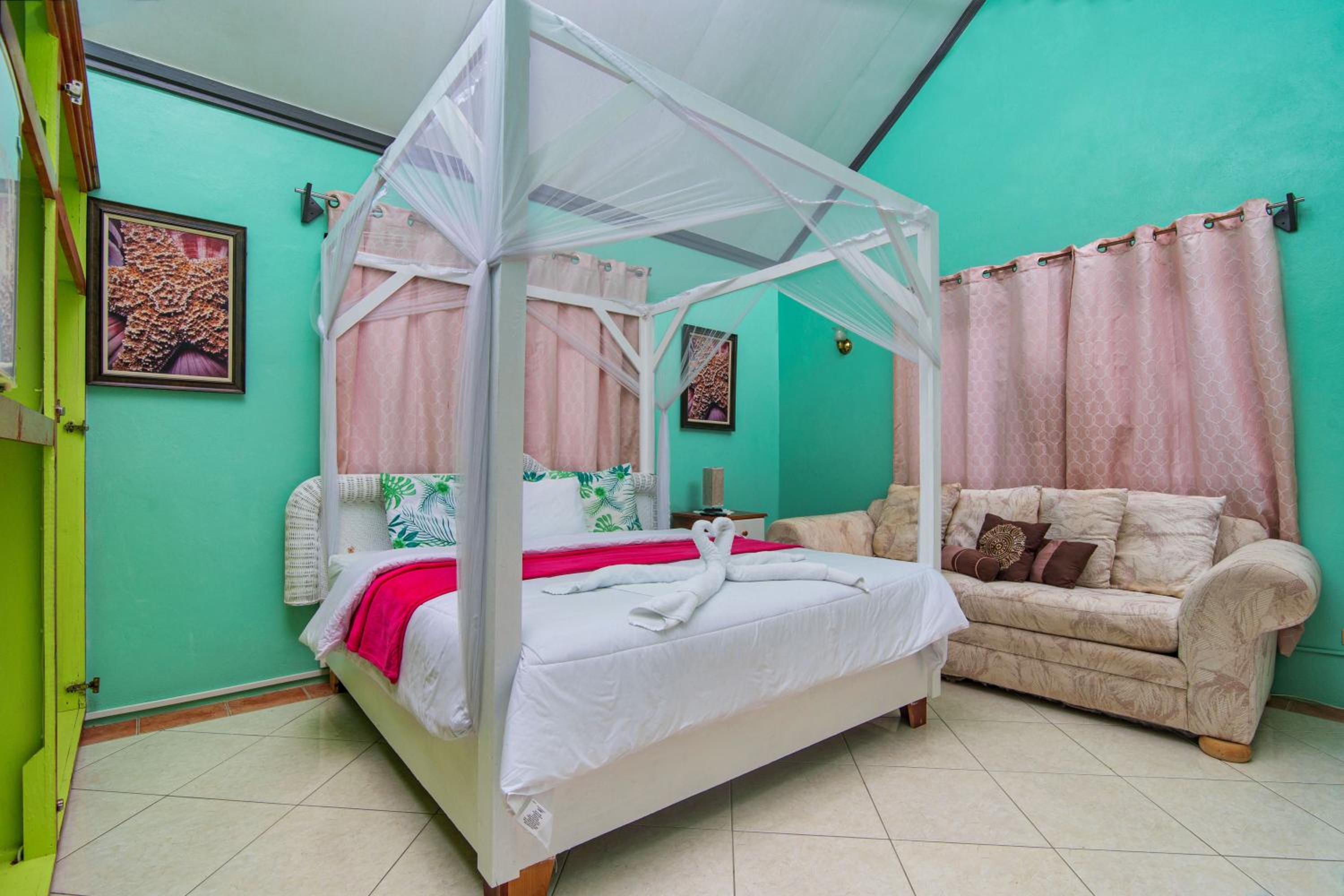 Deluxe King Suite photo 1