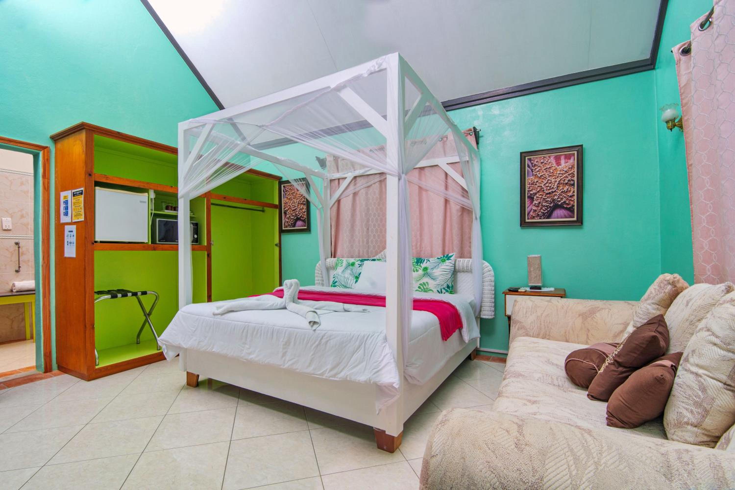 Deluxe King Suite photo 3