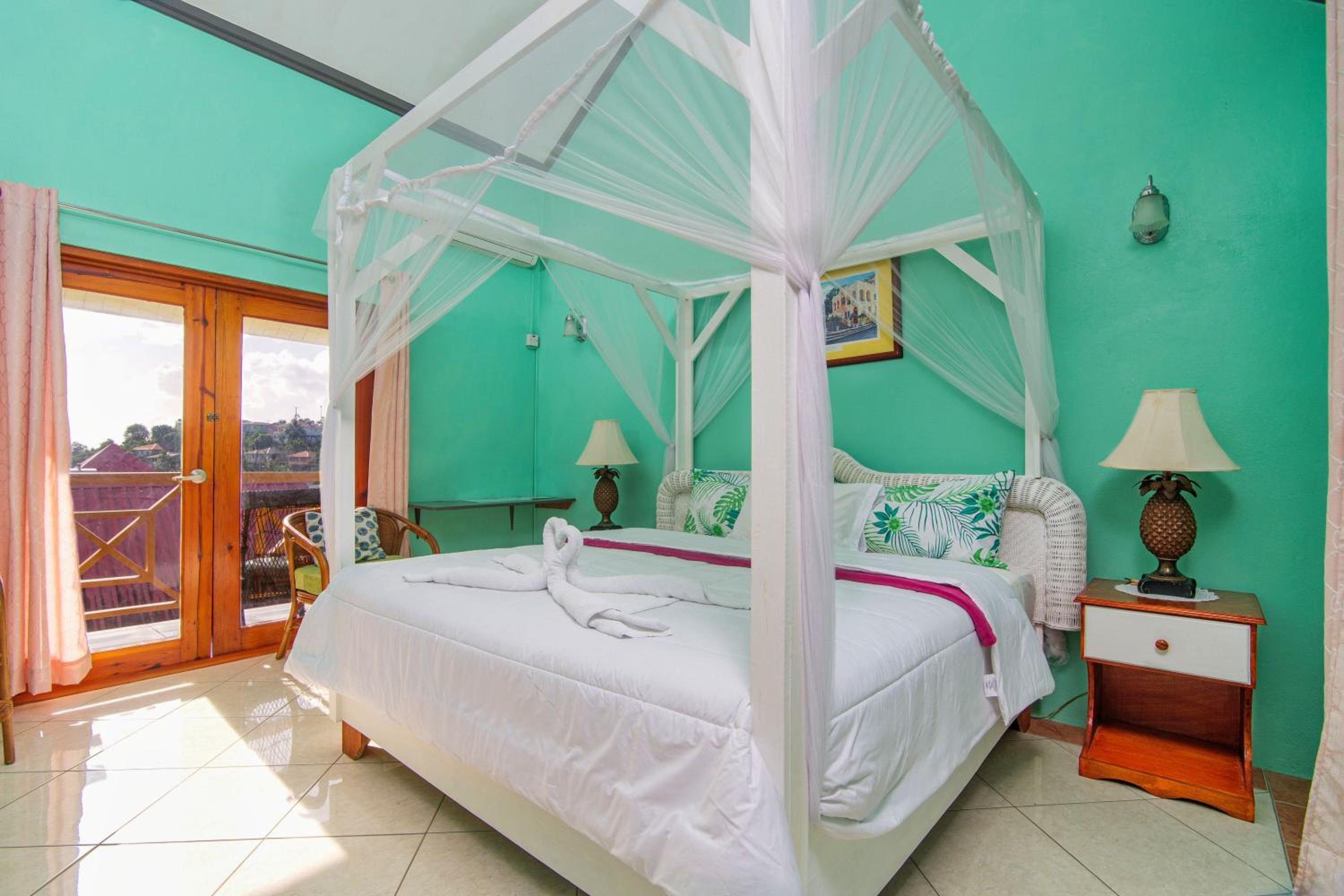 Deluxe King Suite photo 3