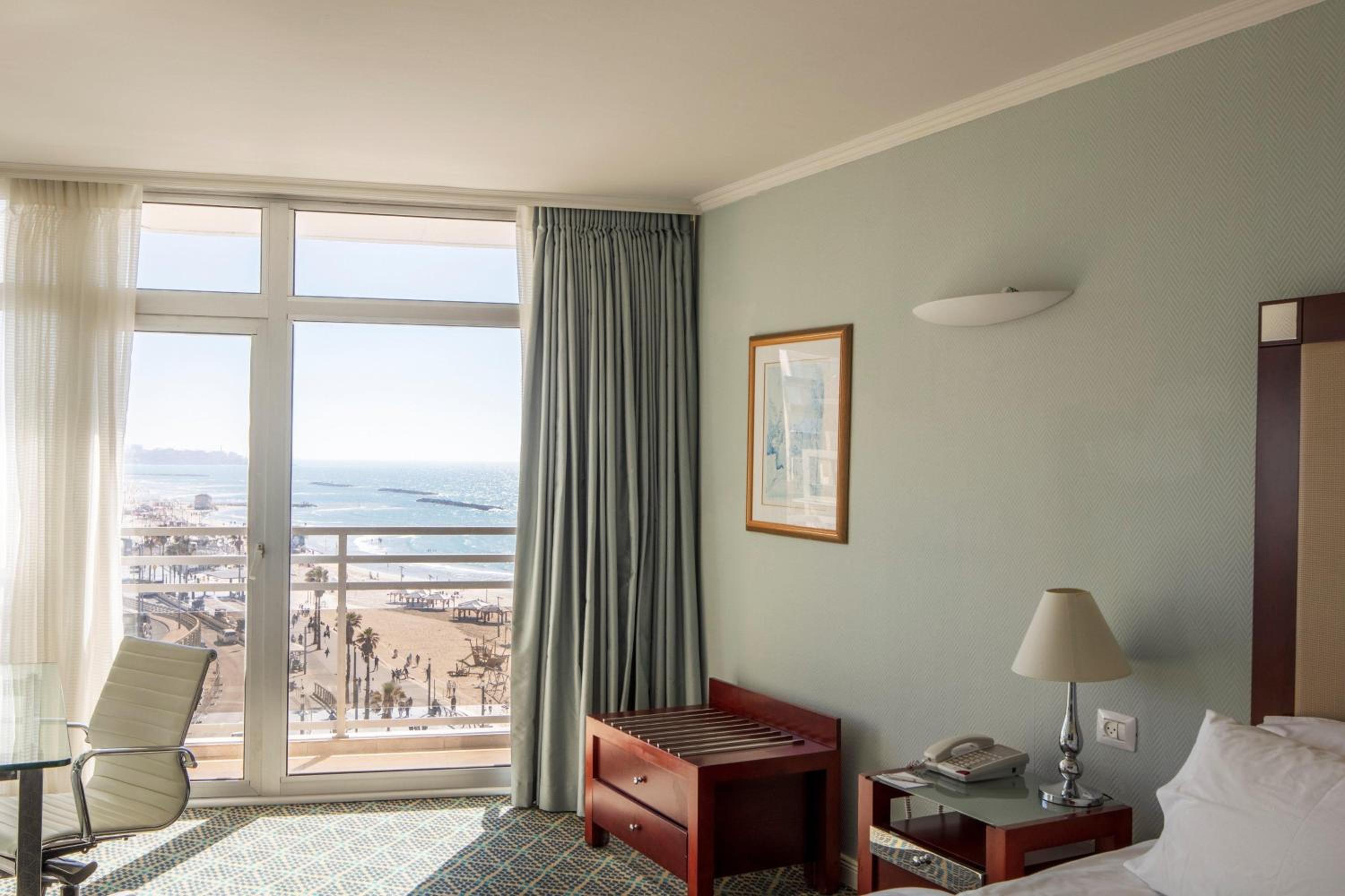 Deluxe Seaview, Guest room, 1 Queen, Sea view, Balcony photo 2