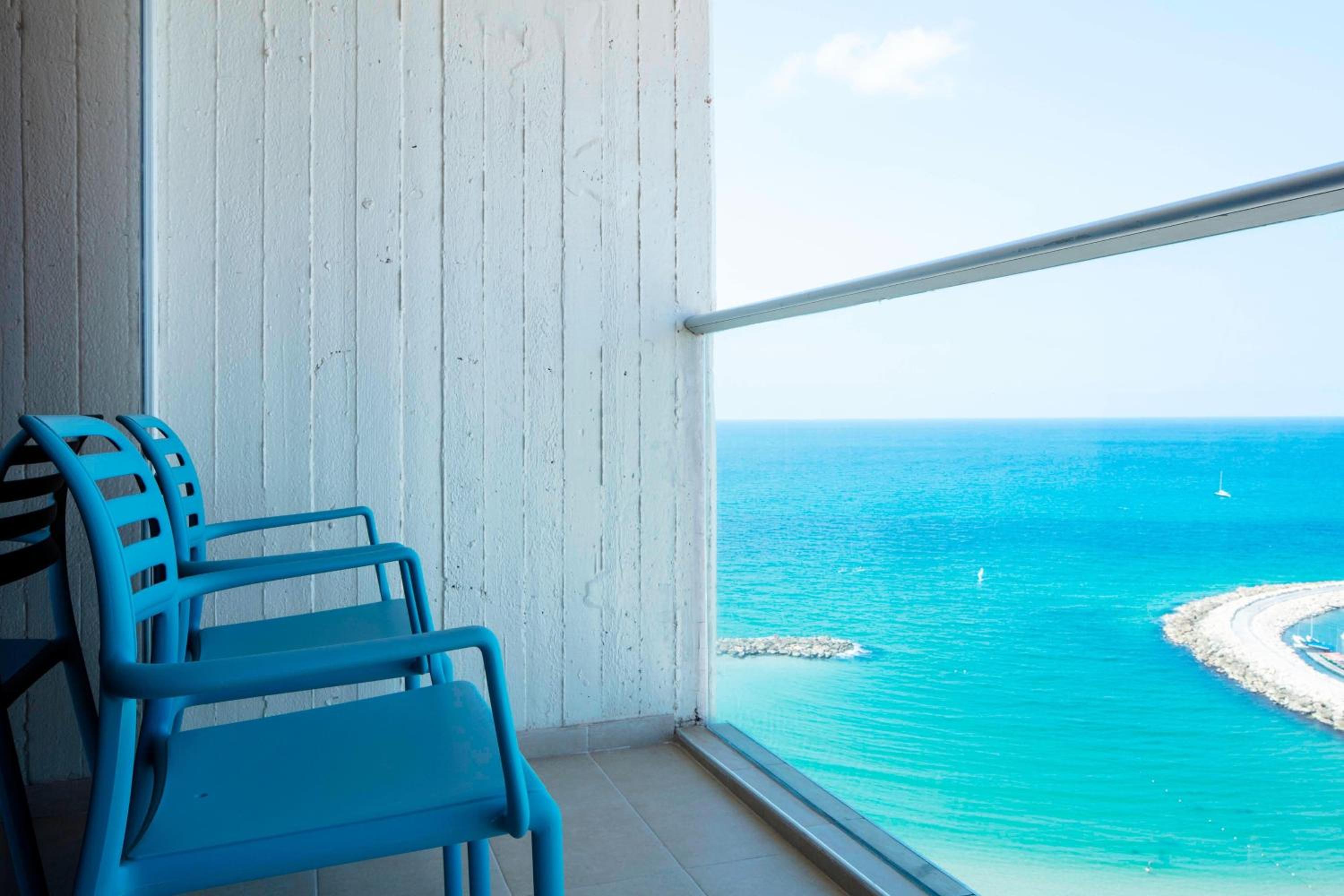 Club lounge access, Executive Guest room, 1 King, Sea view - Photo 4