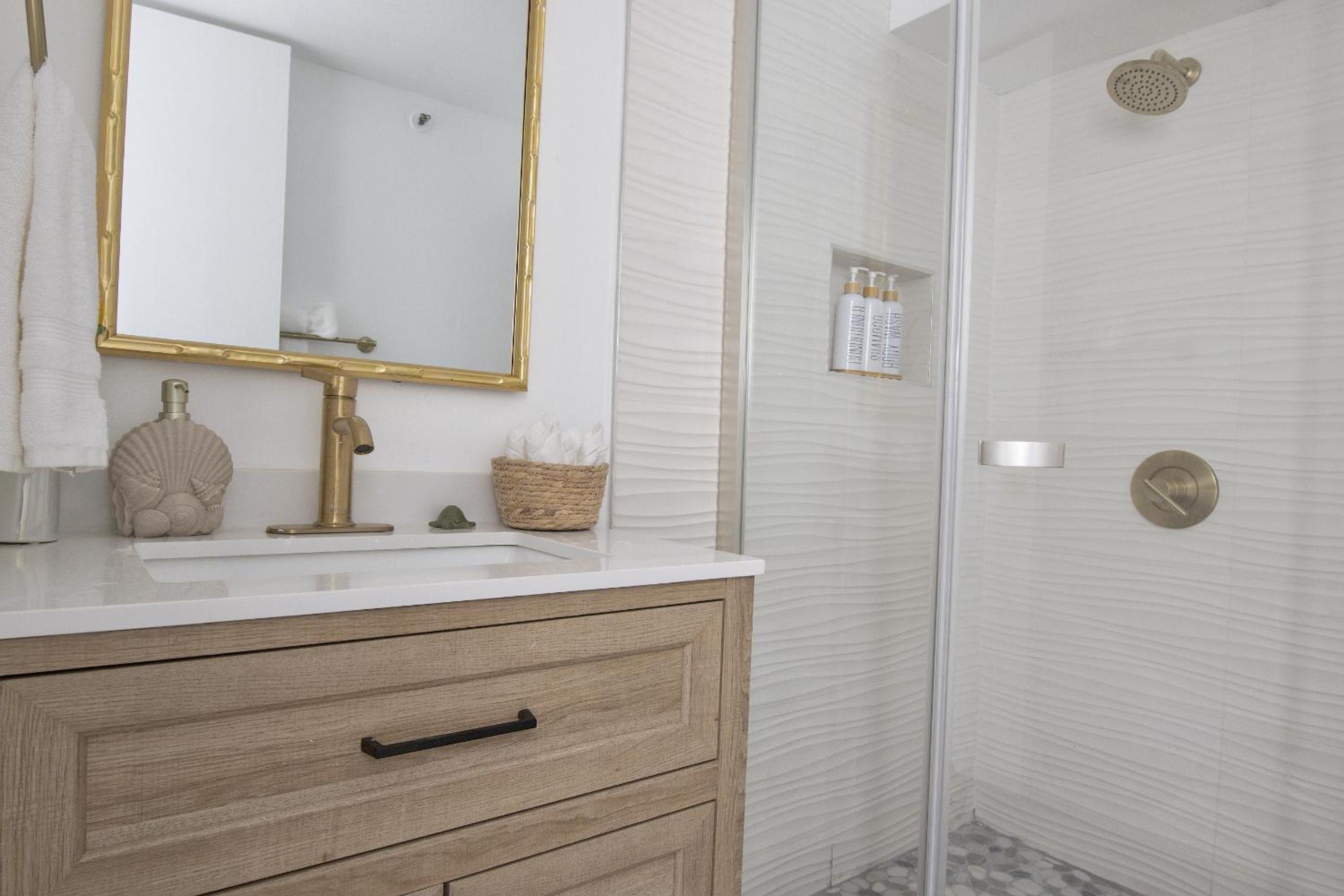 Central Waikiki luxury High Wtih Views & Beach: One-Bedroom Apartment photo