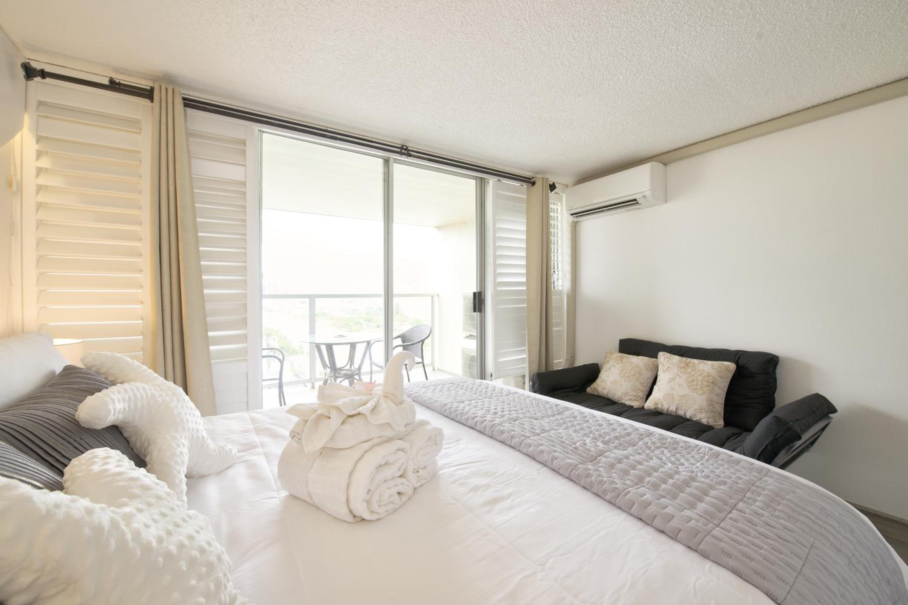 Central Waikiki luxury High Wtih Views & Beach: One-Bedroom Apartment photo