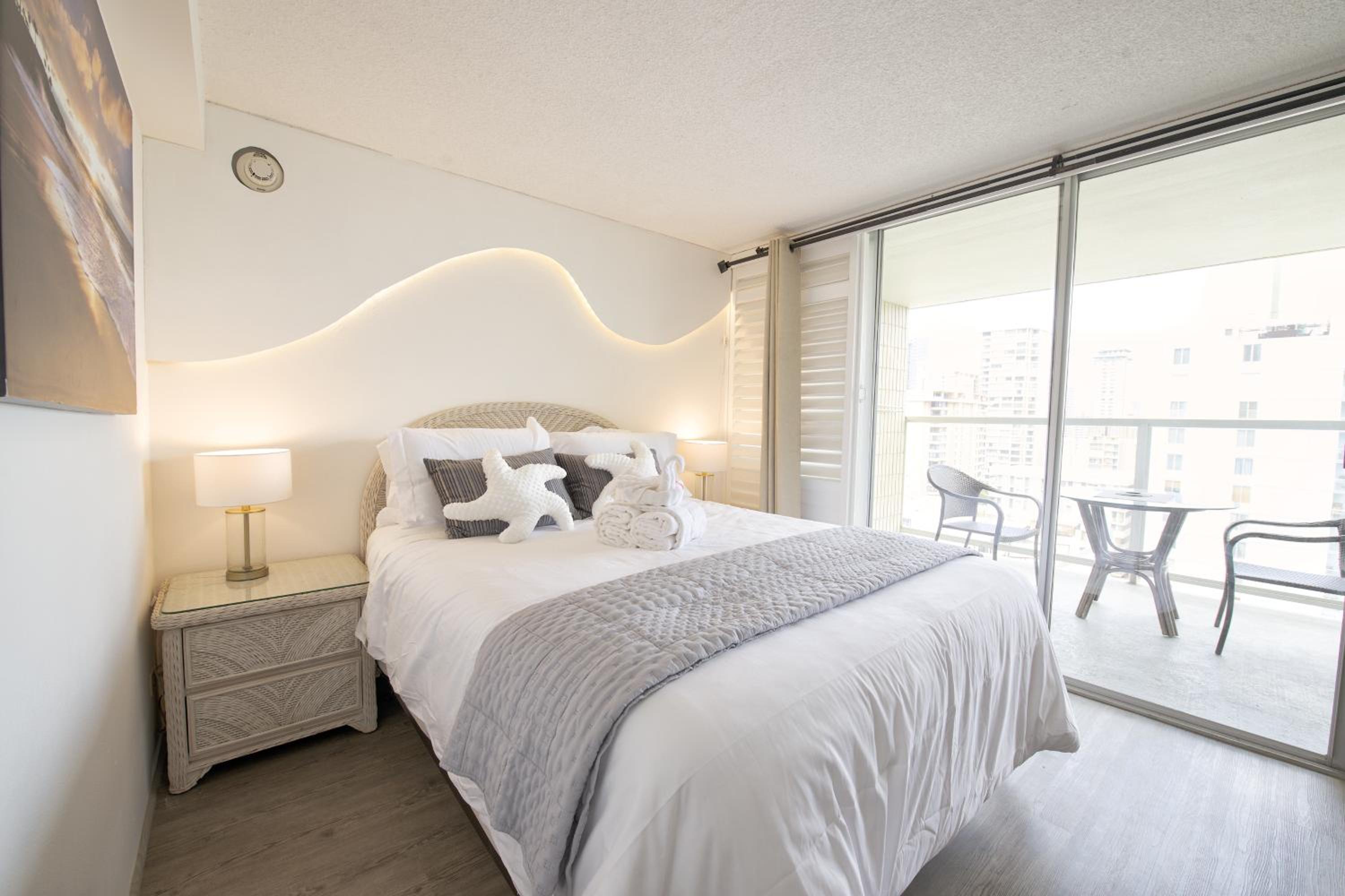 Central Waikiki luxury High Wtih Views & Beach: One-Bedroom Apartment photo