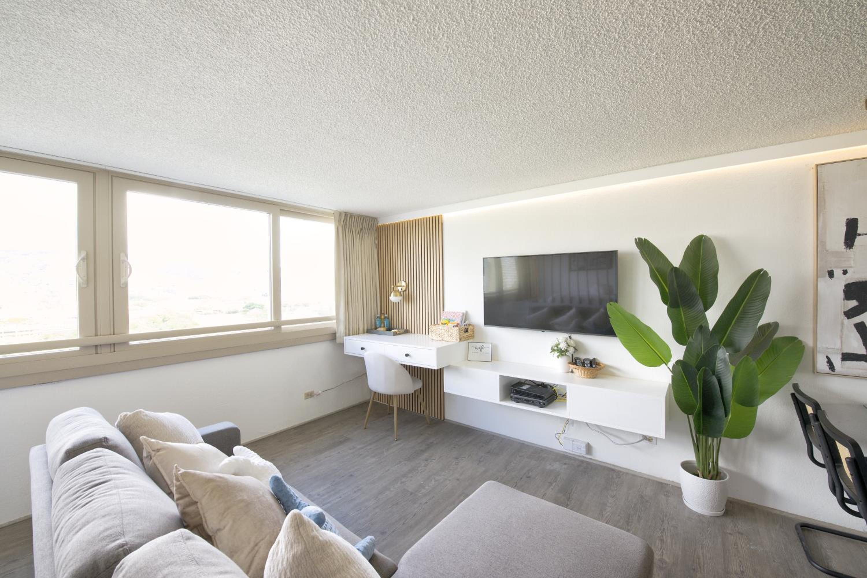 Central Waikiki luxury High Wtih Views & Beach: One-Bedroom Apartment photo