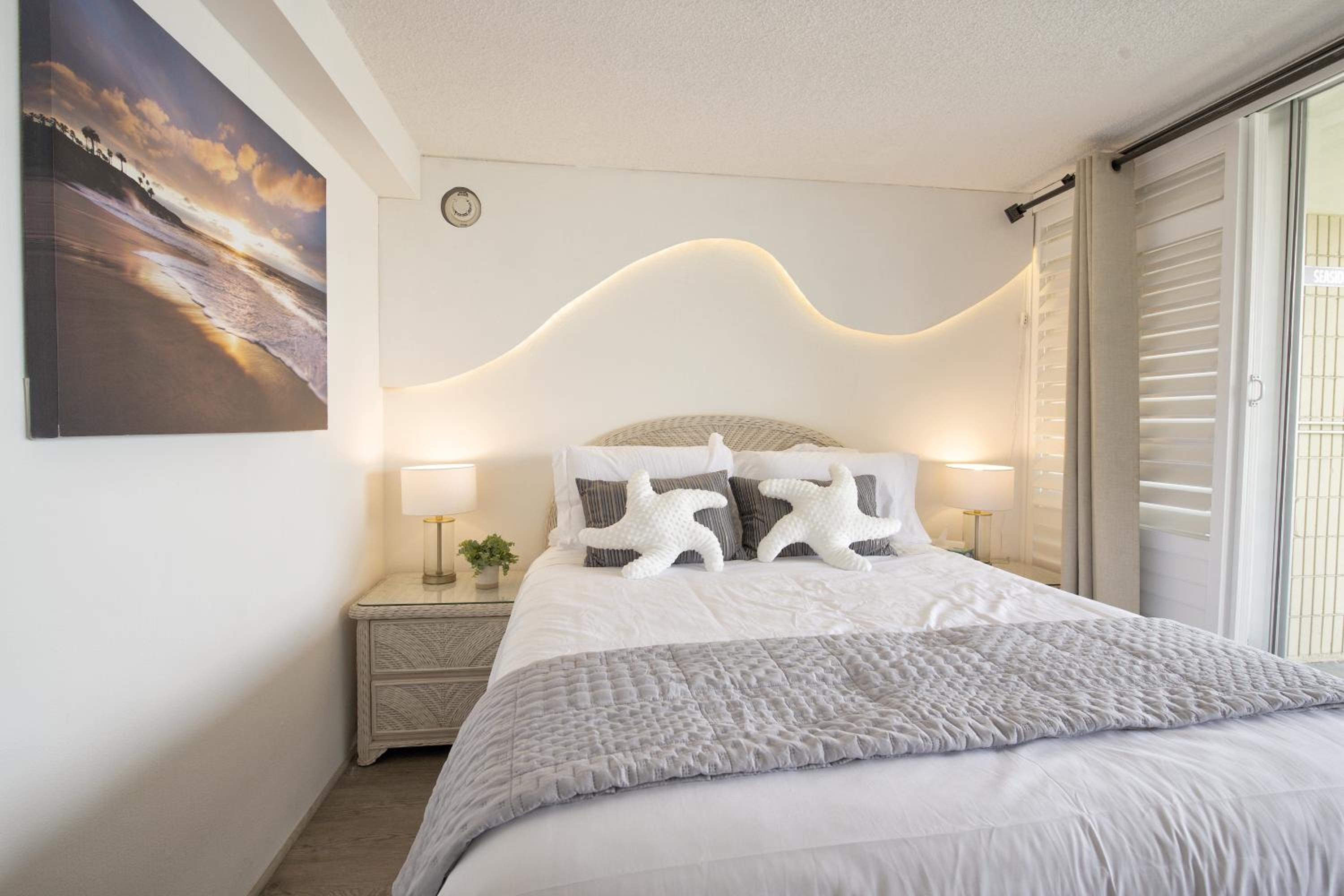 Central Waikiki luxury High Wtih Views & Beach: One-Bedroom Apartment photo
