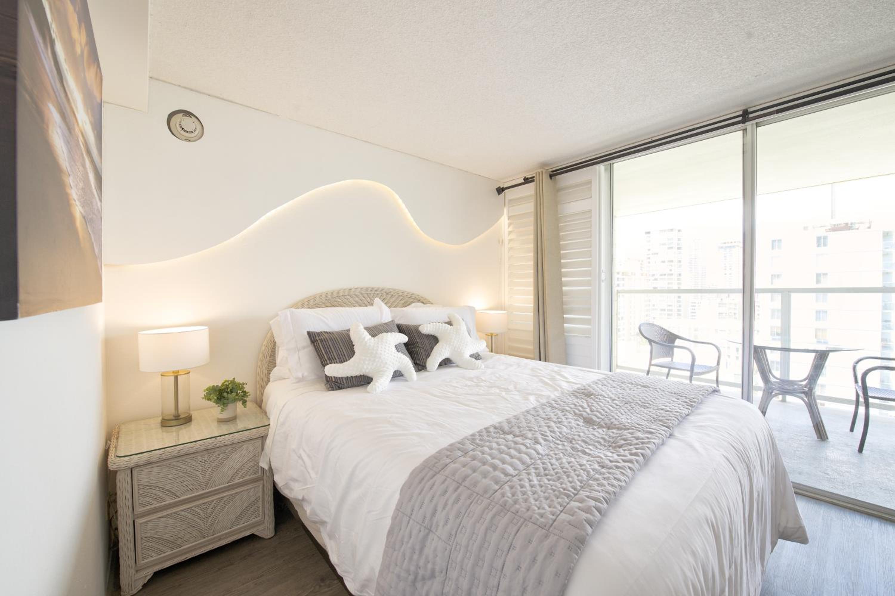 Central Waikiki luxury High Wtih Views & Beach: One-Bedroom Apartment photo