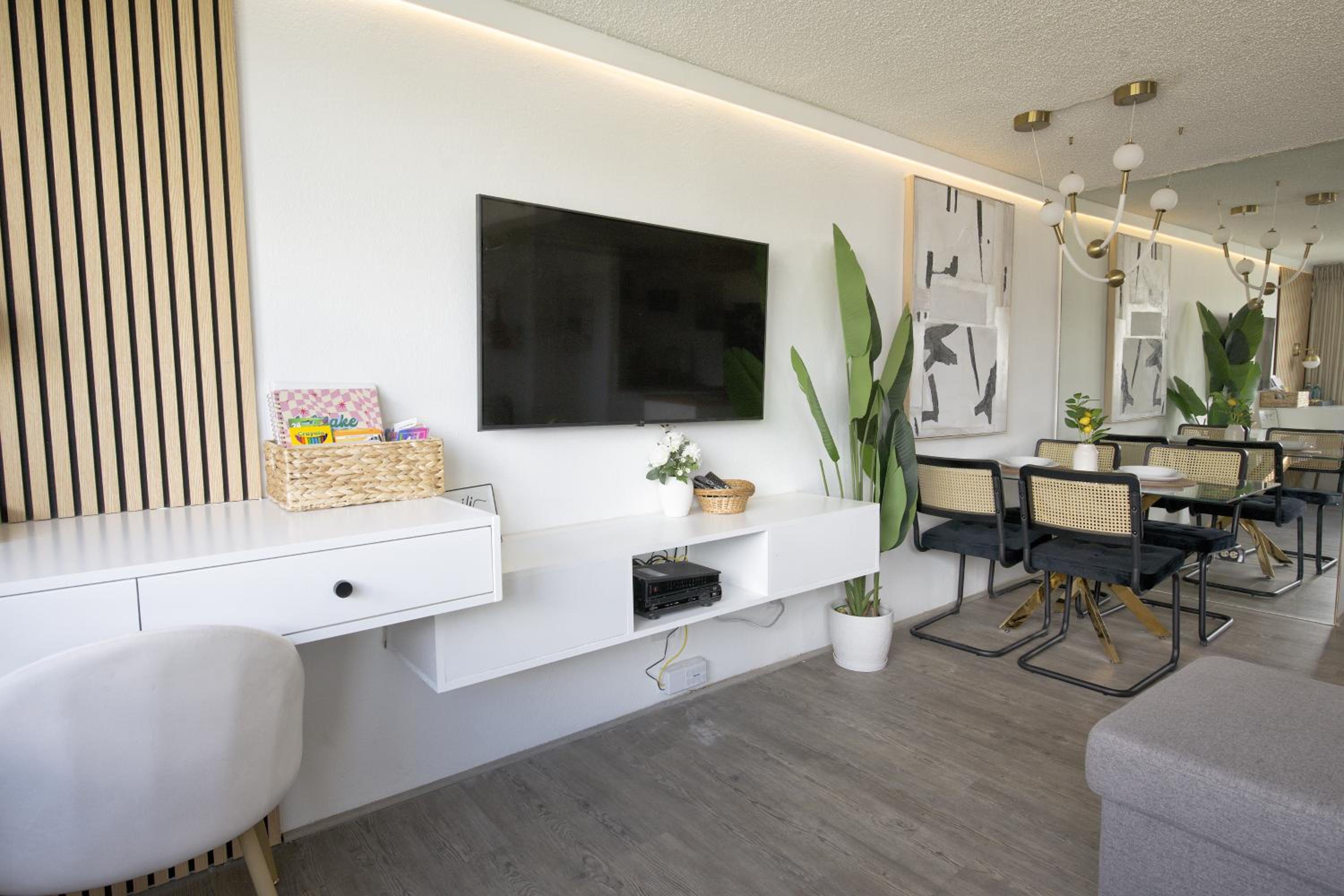 Central Waikiki luxury High Wtih Views & Beach: One-Bedroom Apartment photo