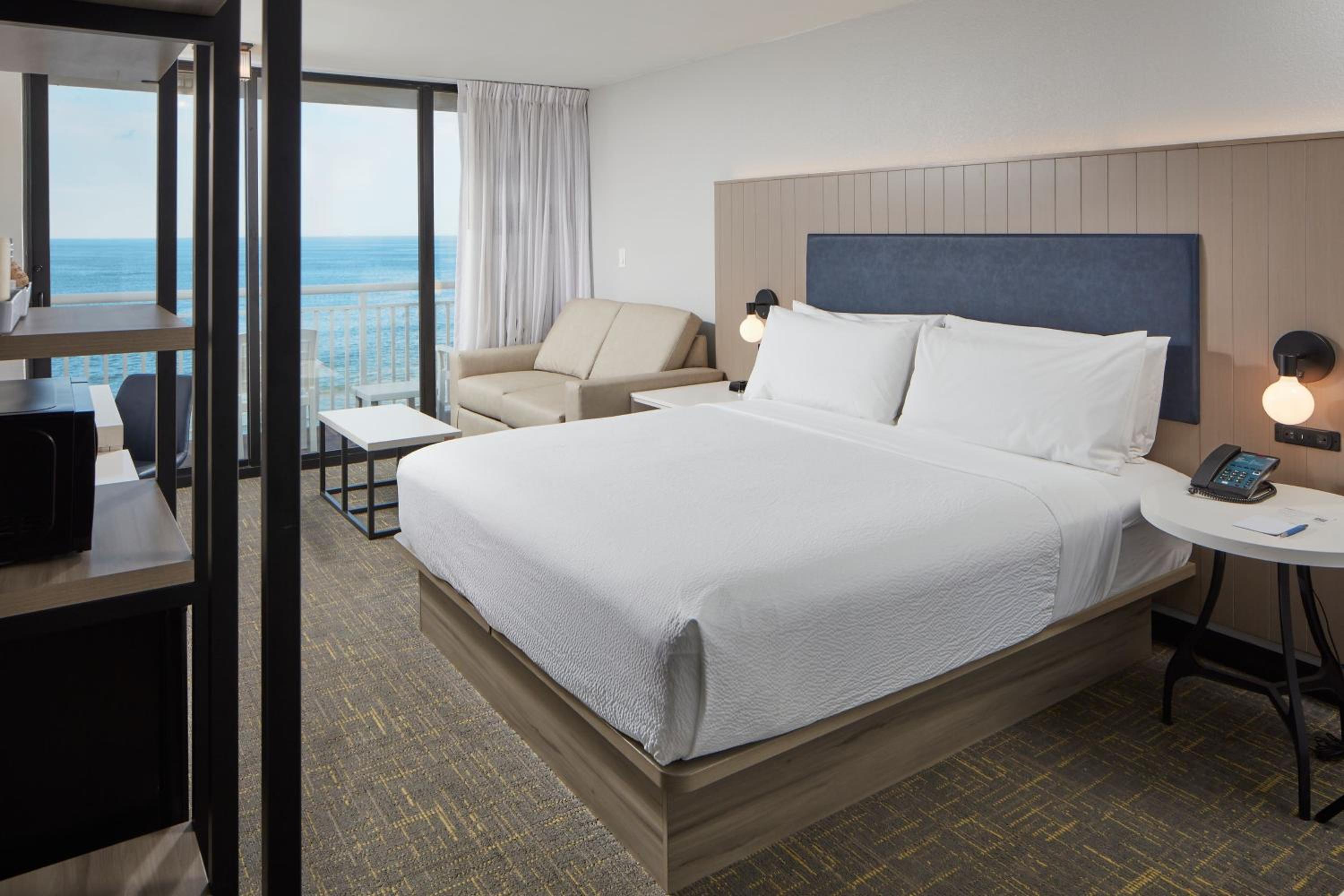 Guest room, 1 King, Oceanfront, Balcony - Photo 1