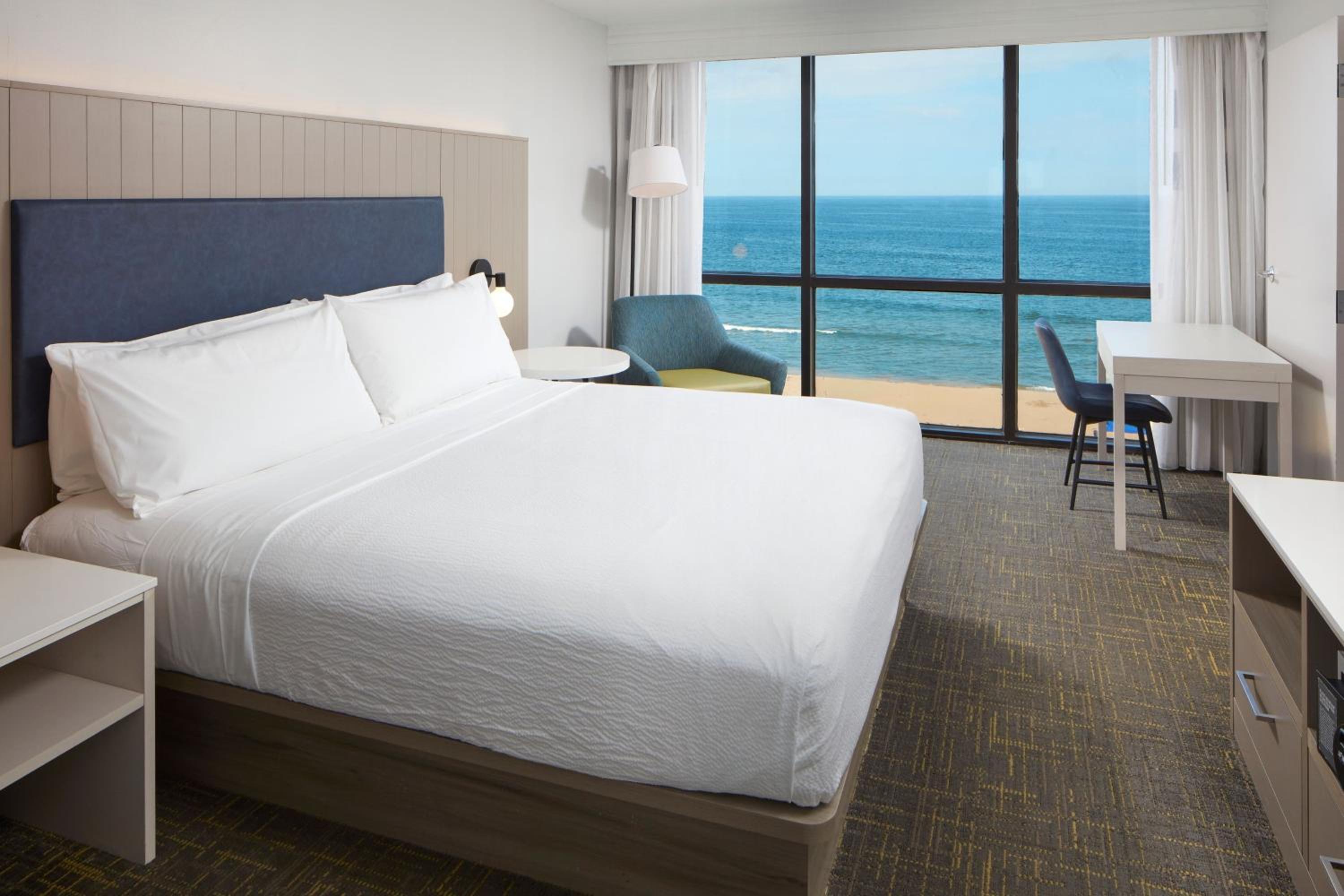Suite, 1 King, Sofa bed, Oceanfront, High floor, Balcony - Photo 3