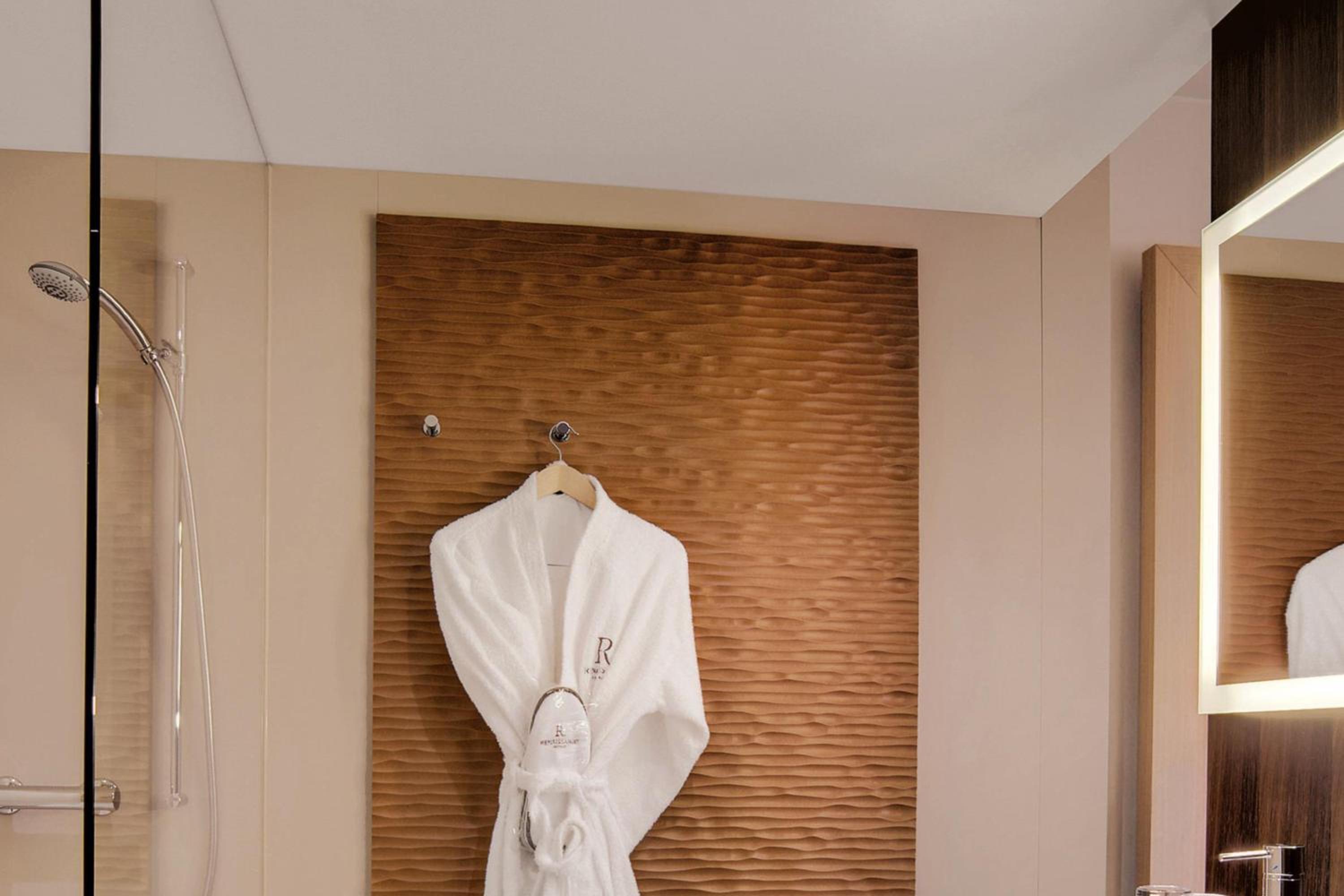 King Room with Club Lounge Access - Top Floor - Photo 8