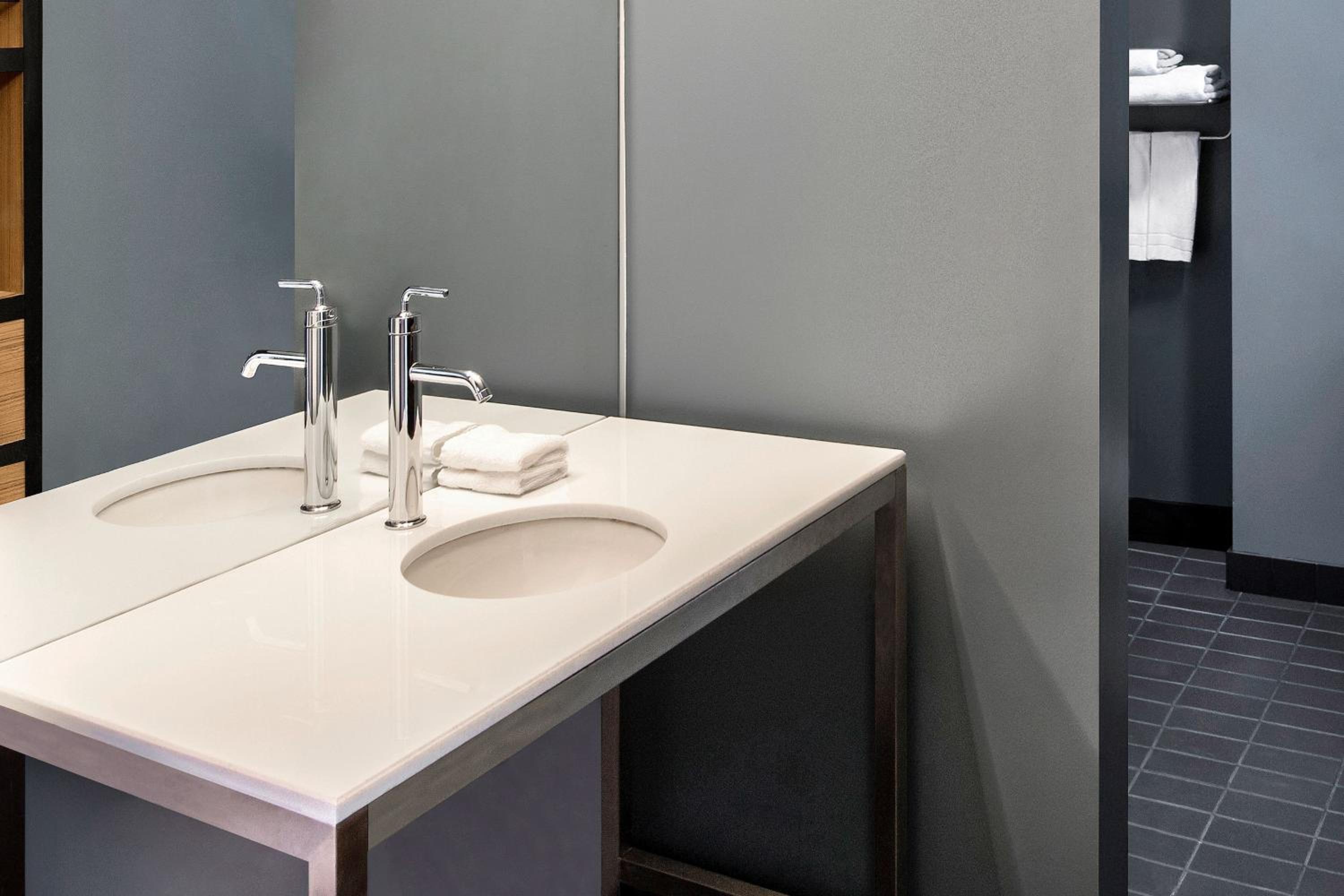 King Room with Adapted Tub - Mobility and Hearing Accessible - Photo 6