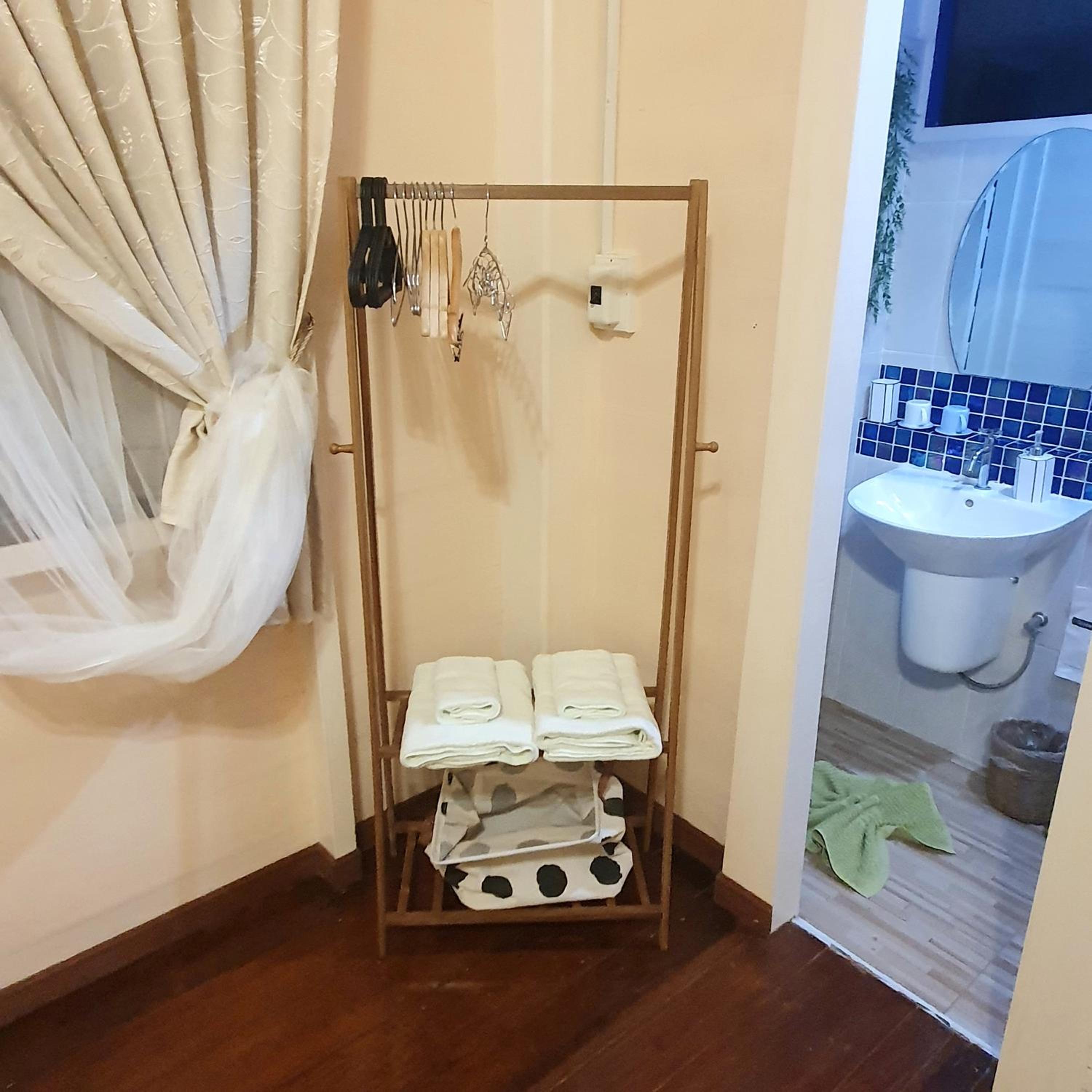 Double Room with Private Bathroom - Photo 16