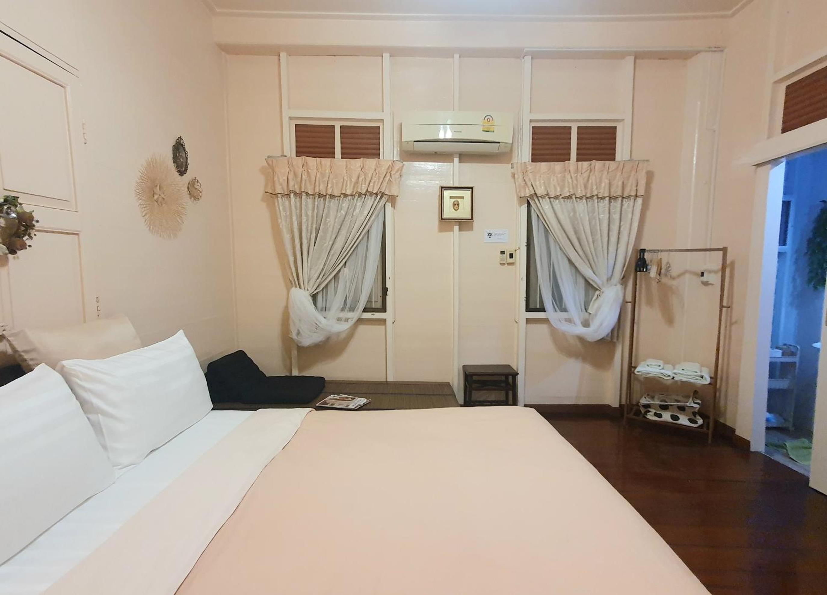 Double Room with Private Bathroom - Photo 2