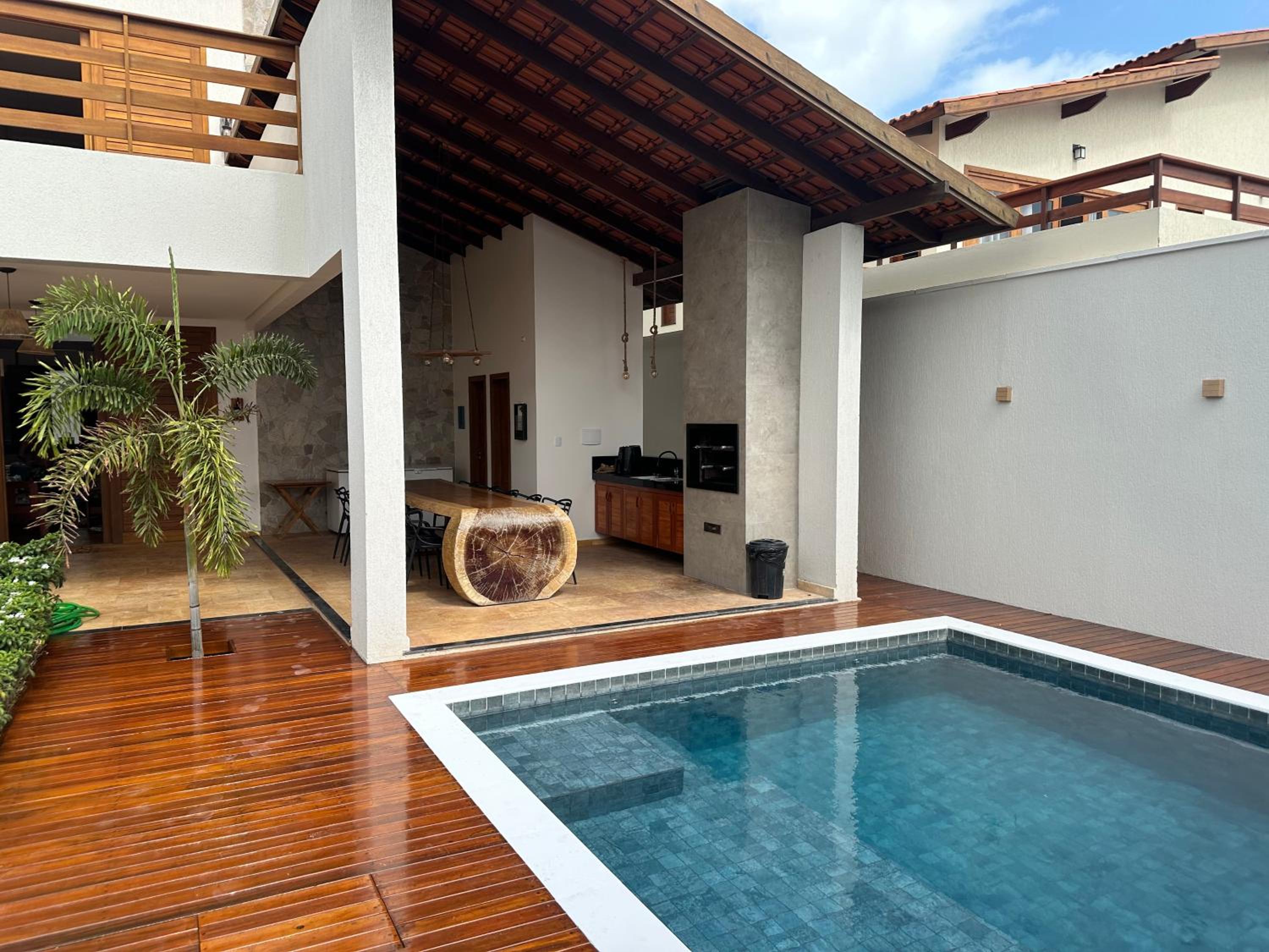 Five-Bedroom House photo 1