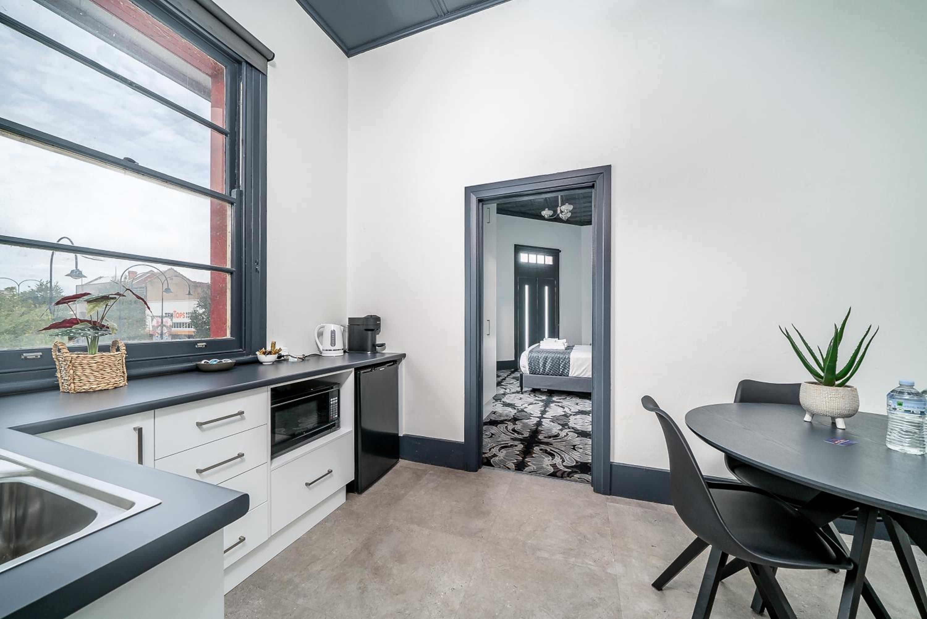 Deluxe One-Bedroom Apartment photo 2