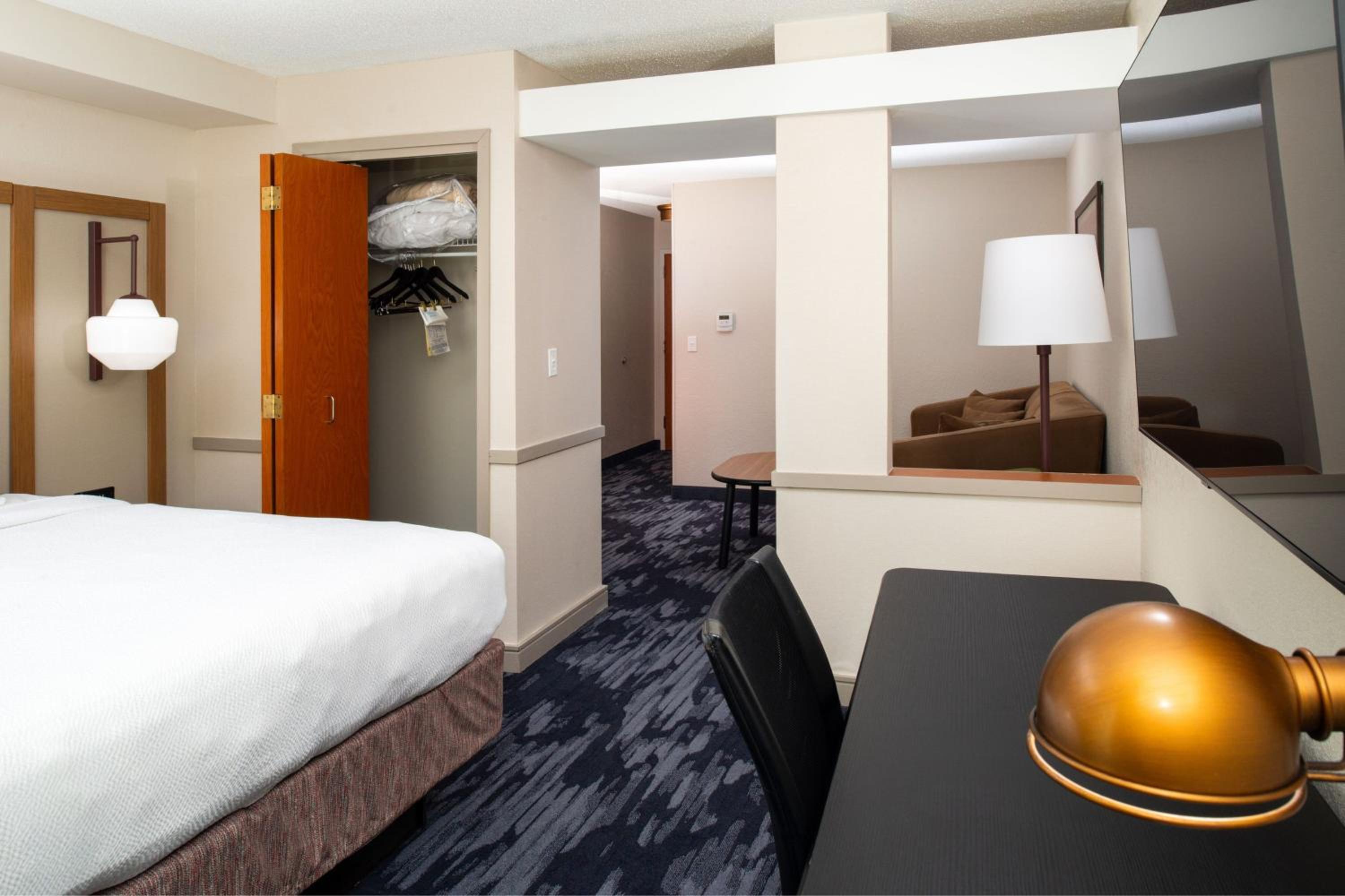 Executive Suite, 1 King, Sofa bed - Photo 4