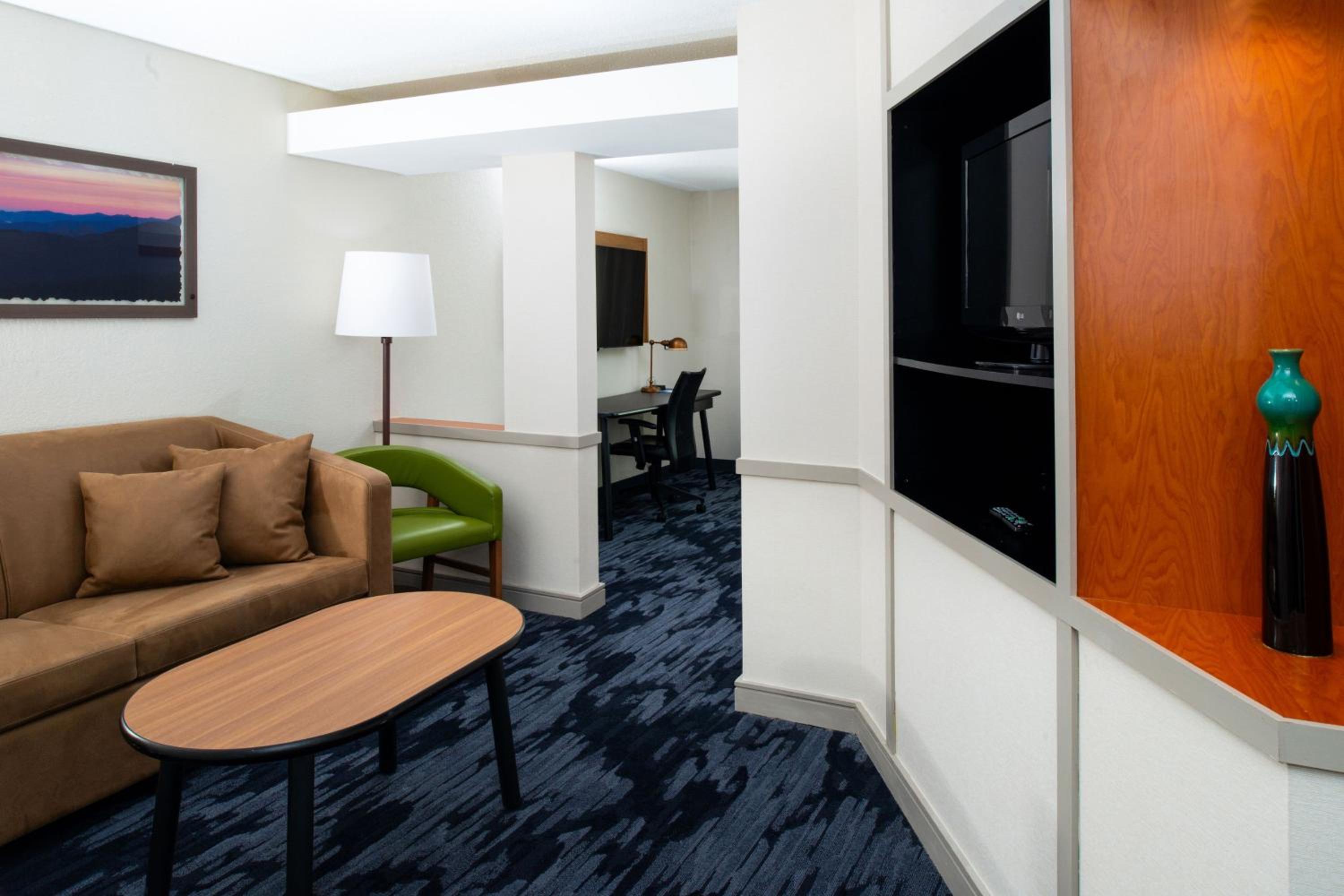 Executive Suite, 1 King, Sofa bed - Photo 5