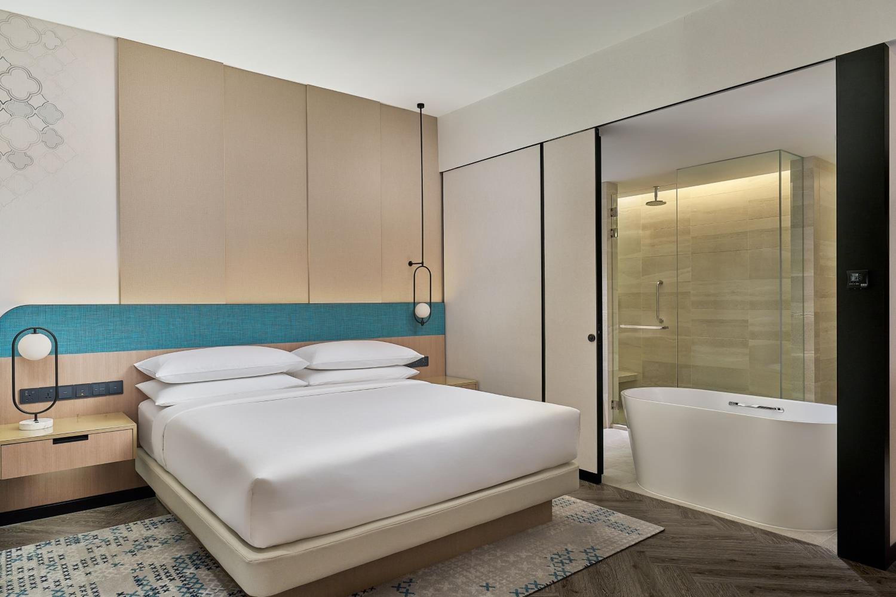 Club Level King Room with Sea View - Photo 7