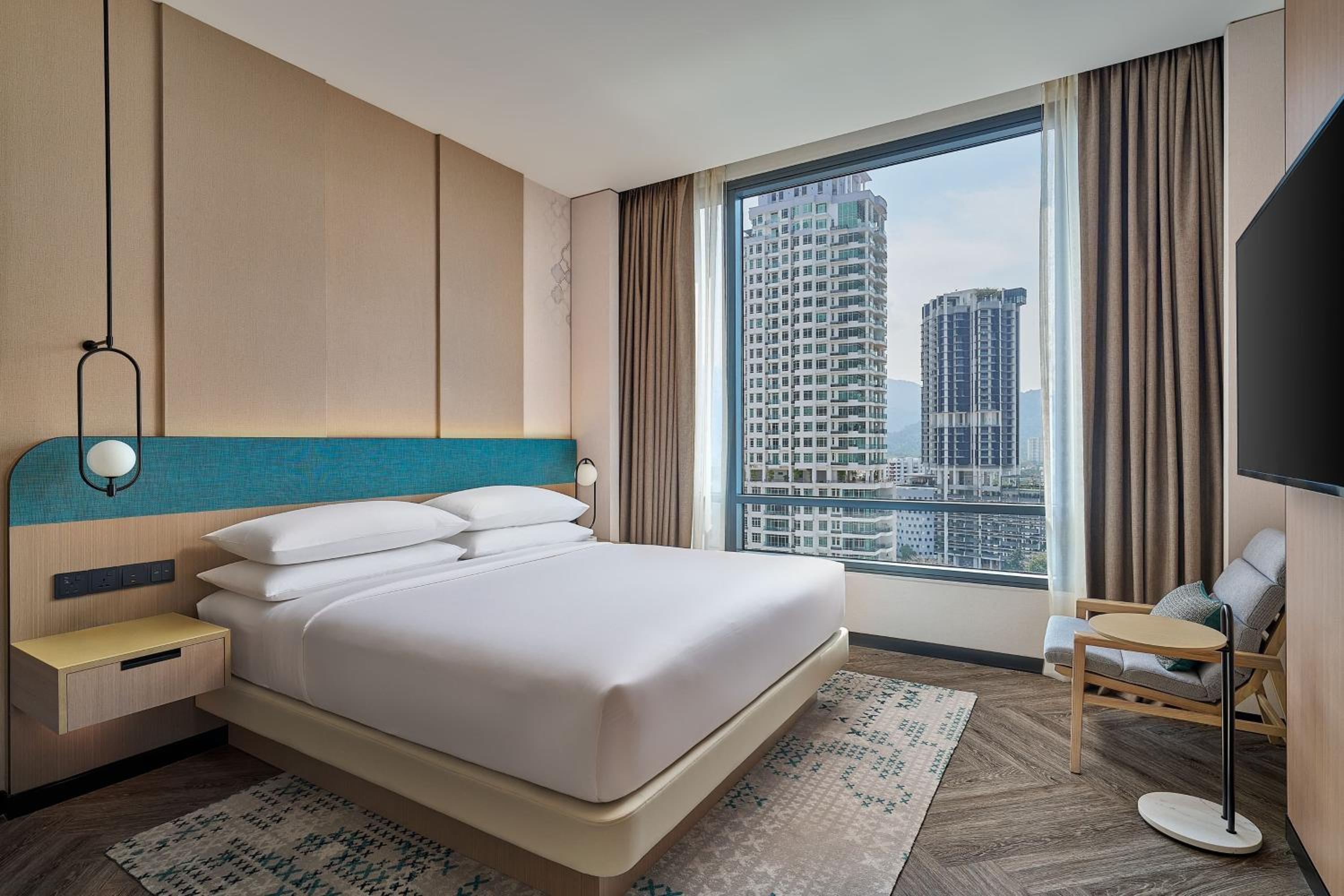 One-Bedroom King Suite - City View - Photo 4