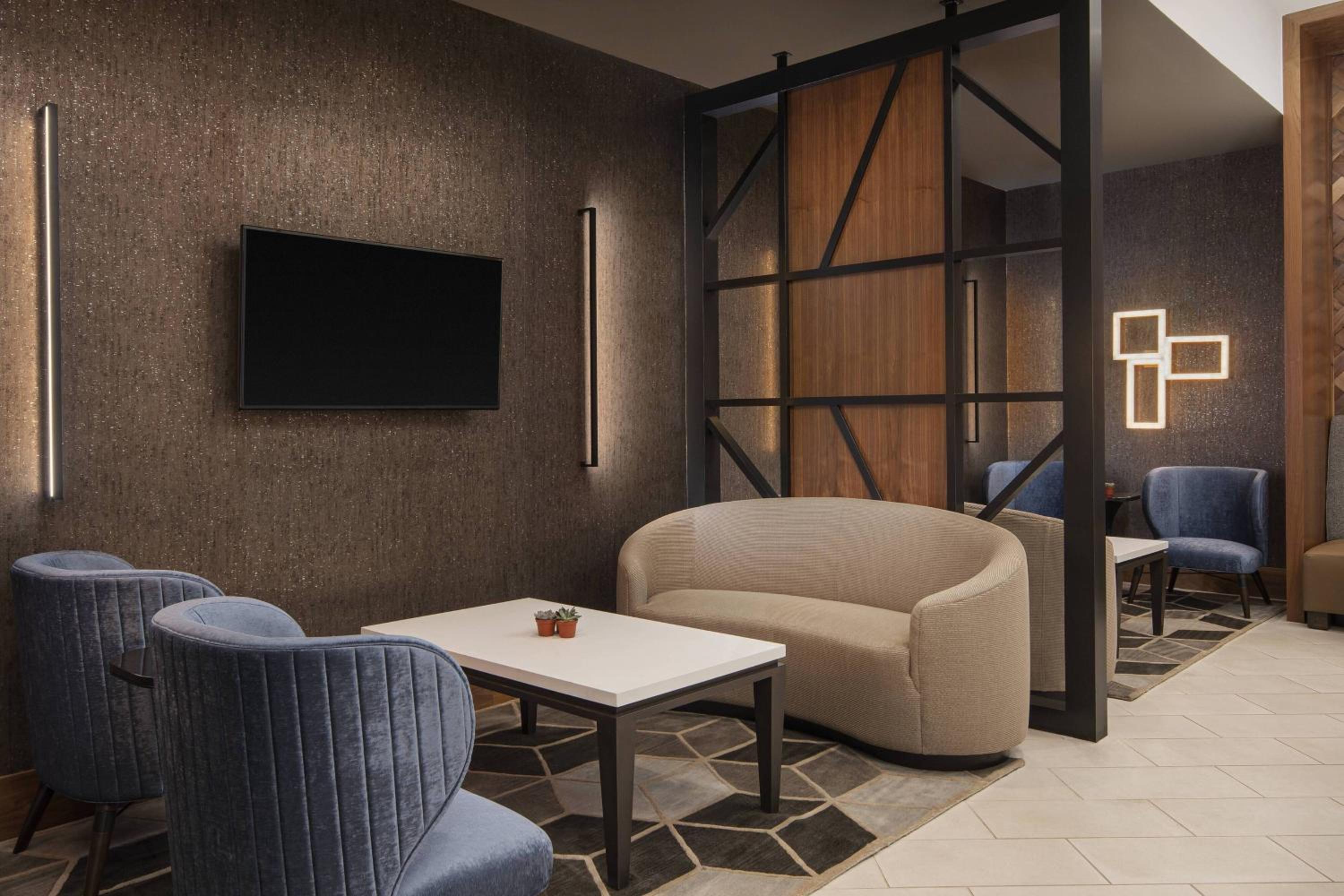 Queen Room with Two Queen Beds - M Club Level - Photo 6