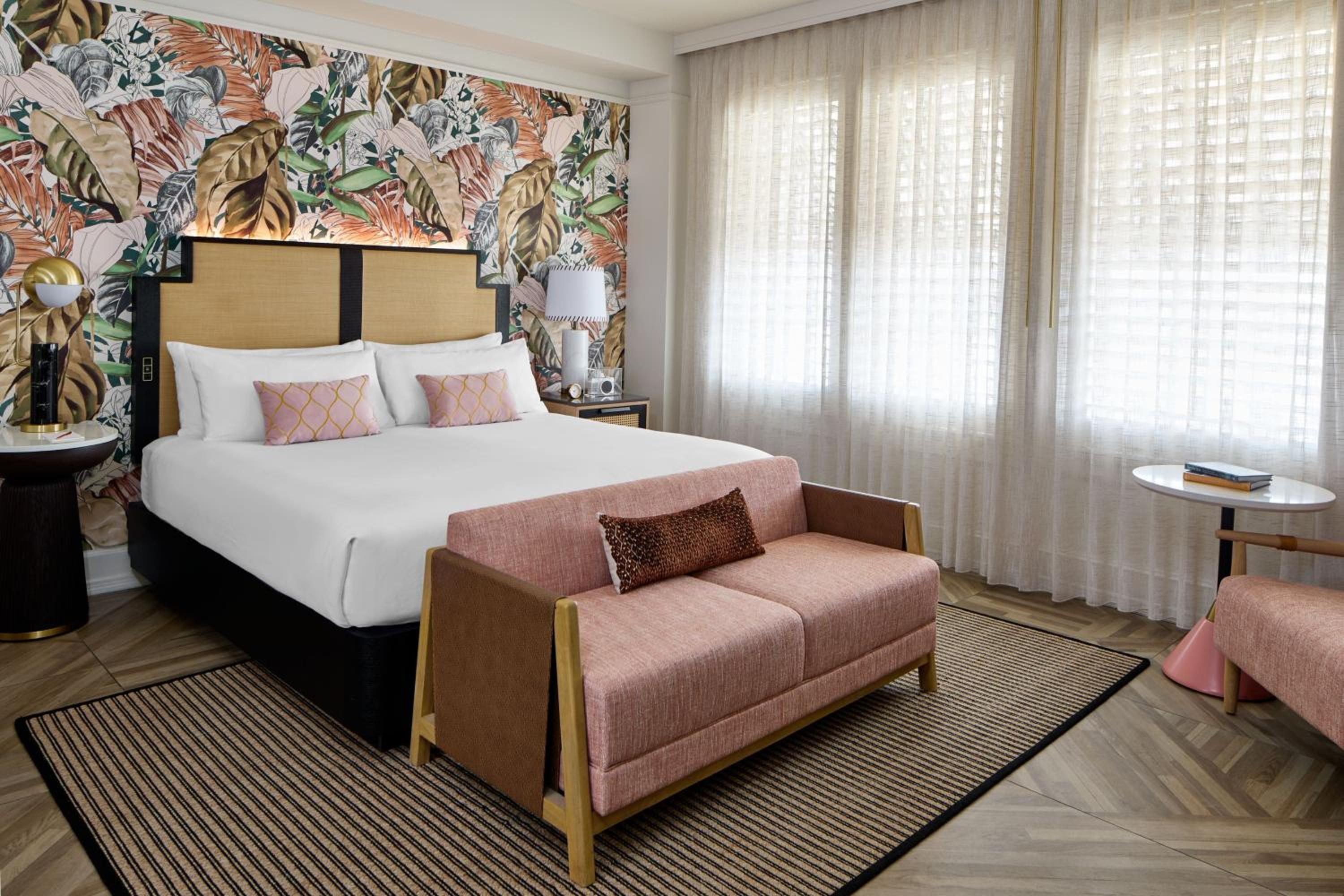 Deluxe King Room - Photo 12