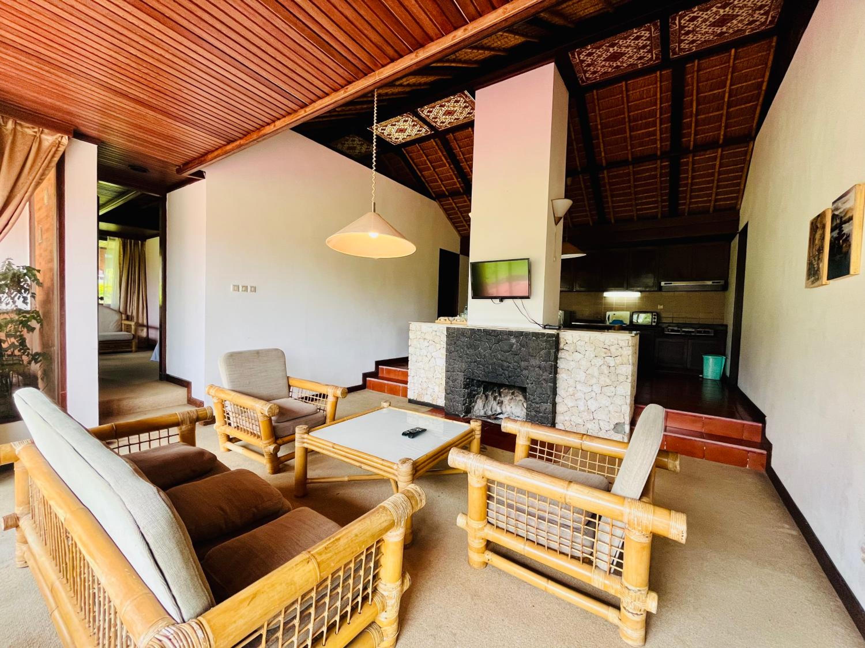 Family Room with Lake View - Photo 10