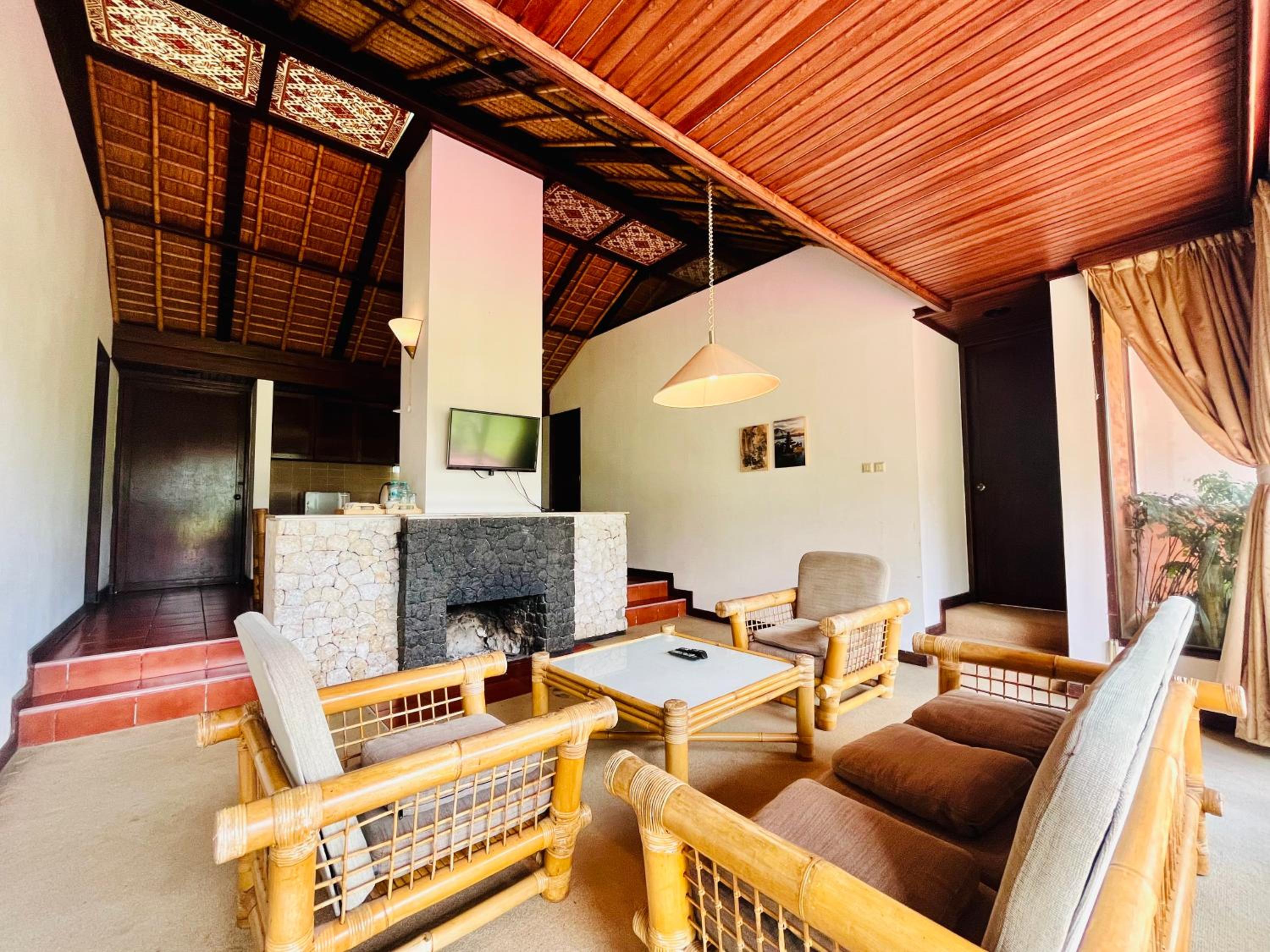 Family Room with Lake View - Photo 1