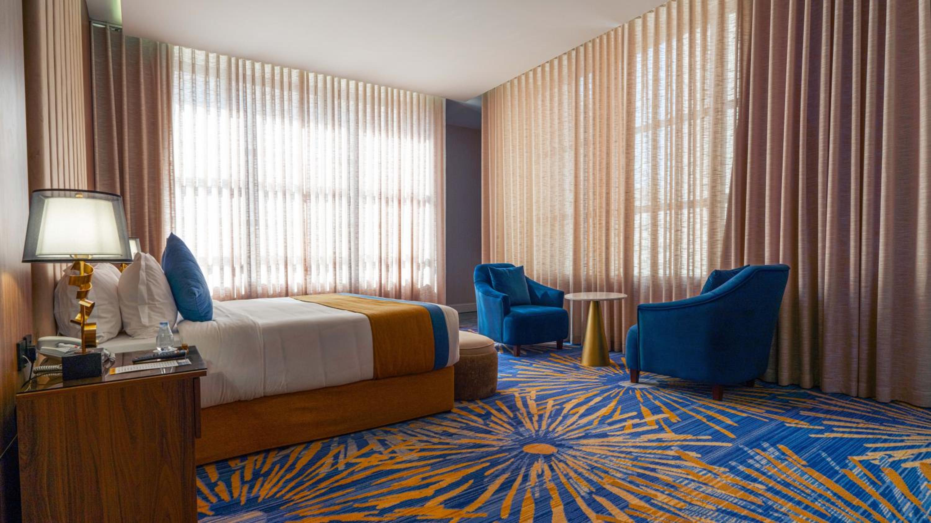 Deluxe King Room thumbnail 5