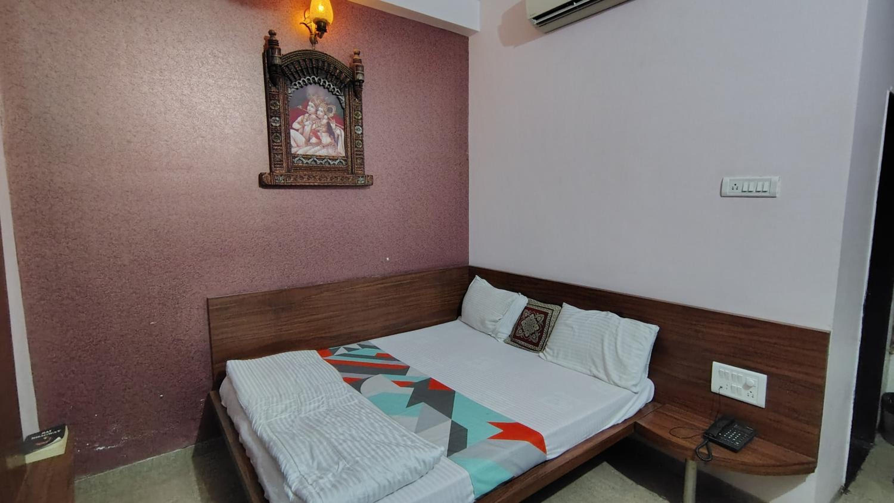 Queen Room photo 1