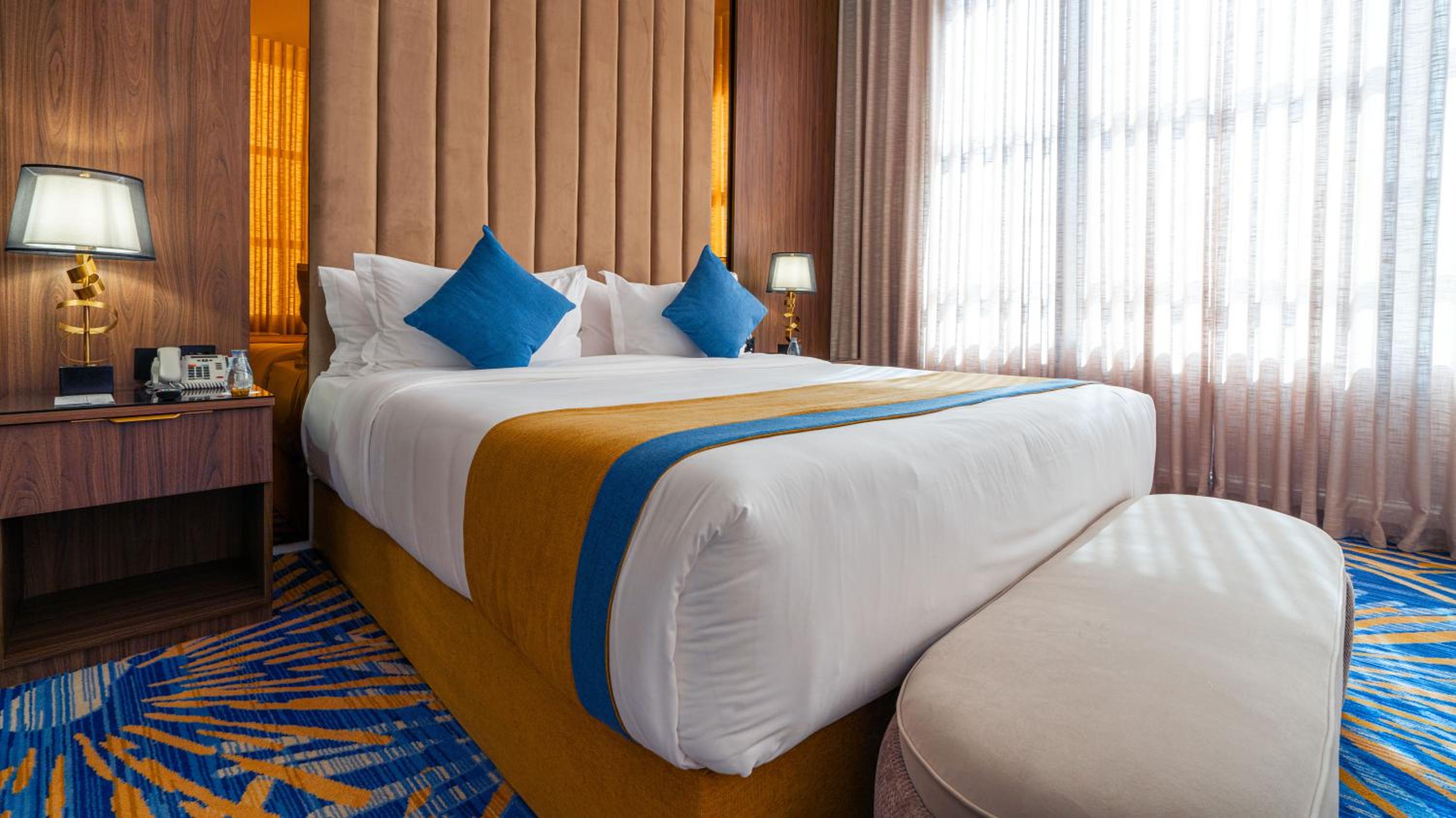 Deluxe King Room thumbnail 6