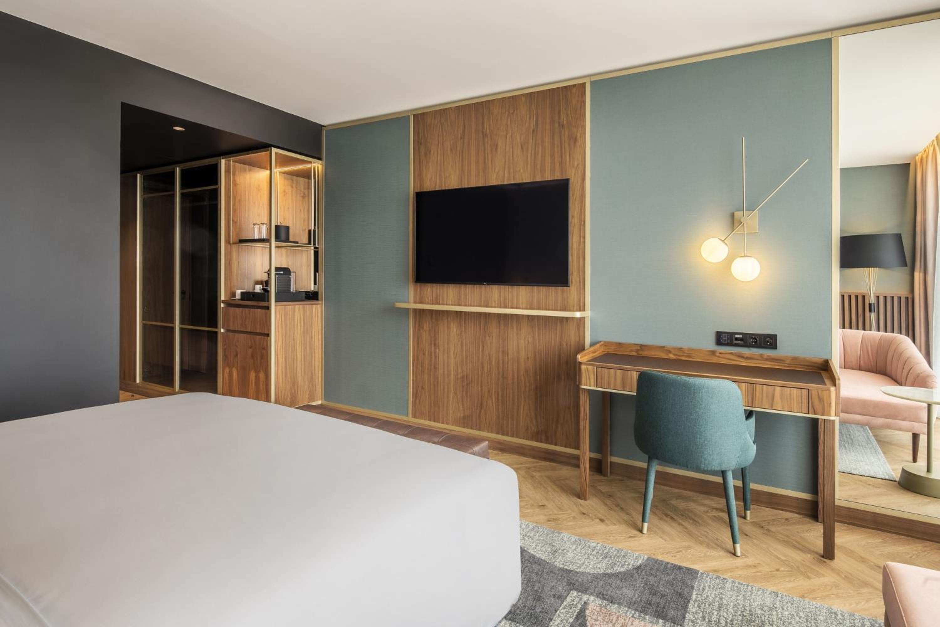 Deluxe King Room with City View - Photo 4