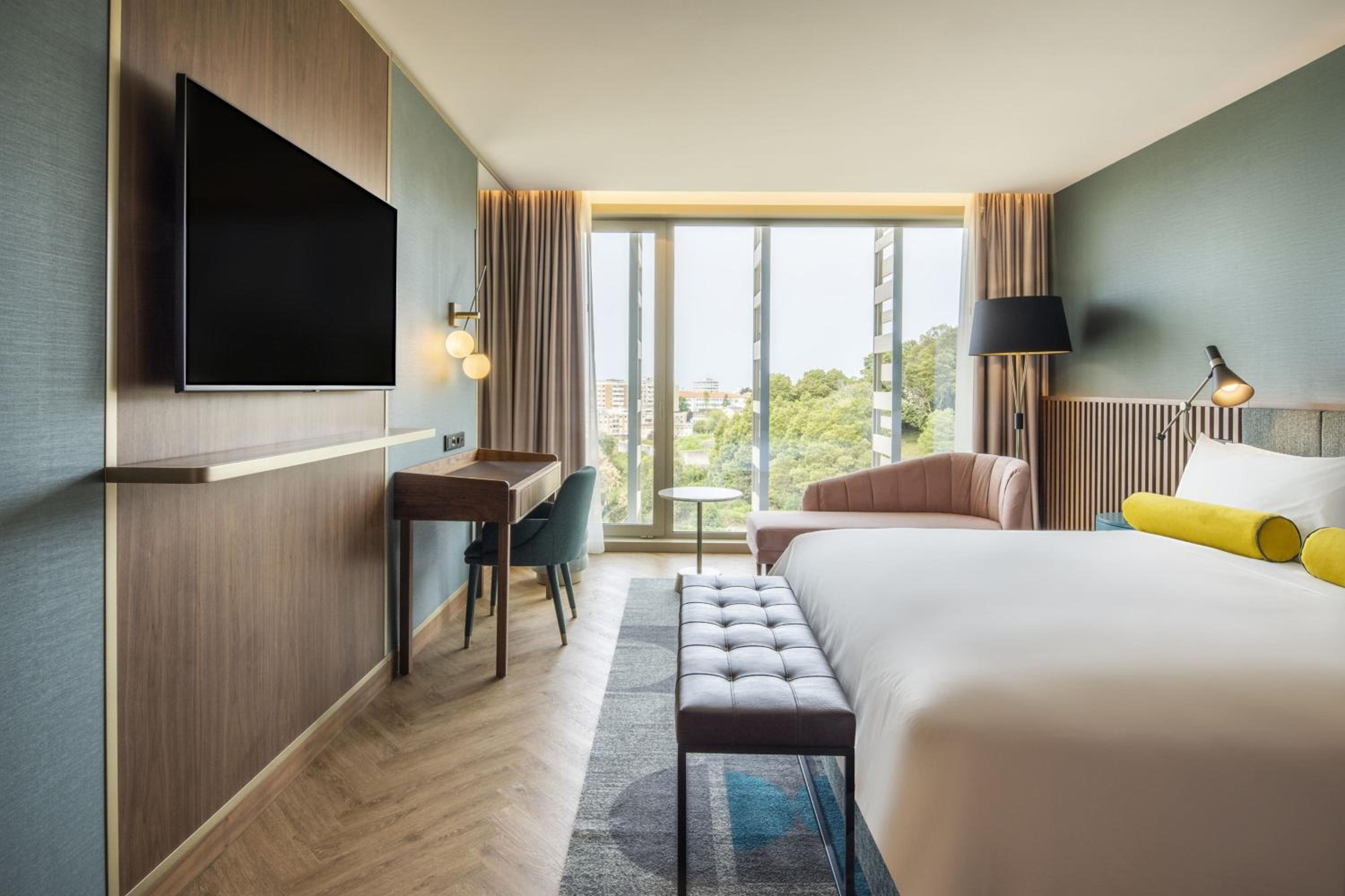 Deluxe King Room with Garden View - Photo 4