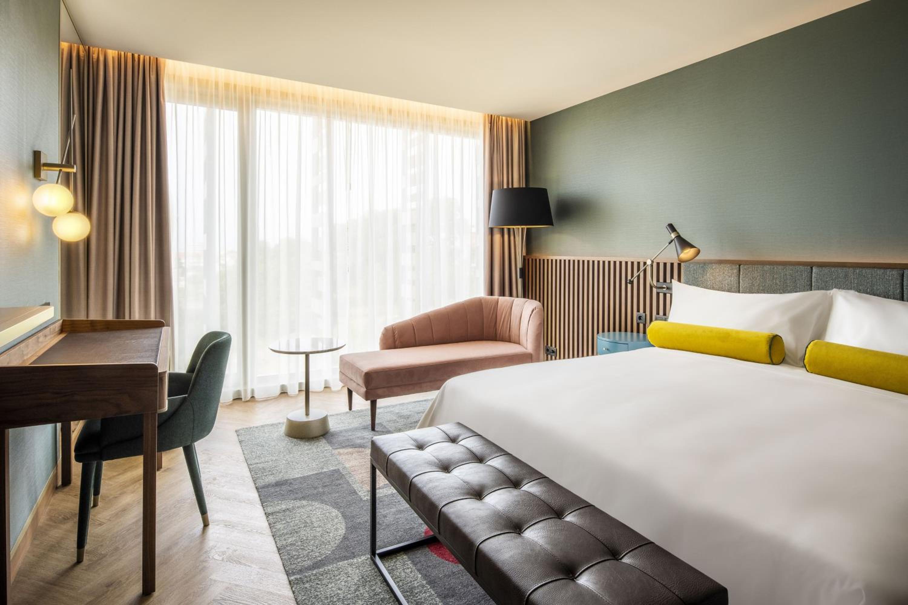 Deluxe King Room with City View - Photo 3