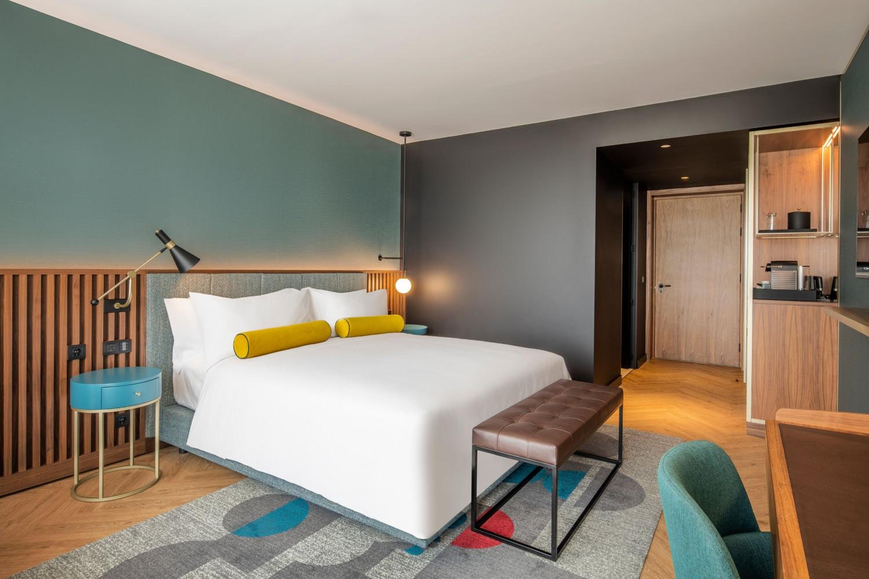Deluxe King Room with City View - Photo 5
