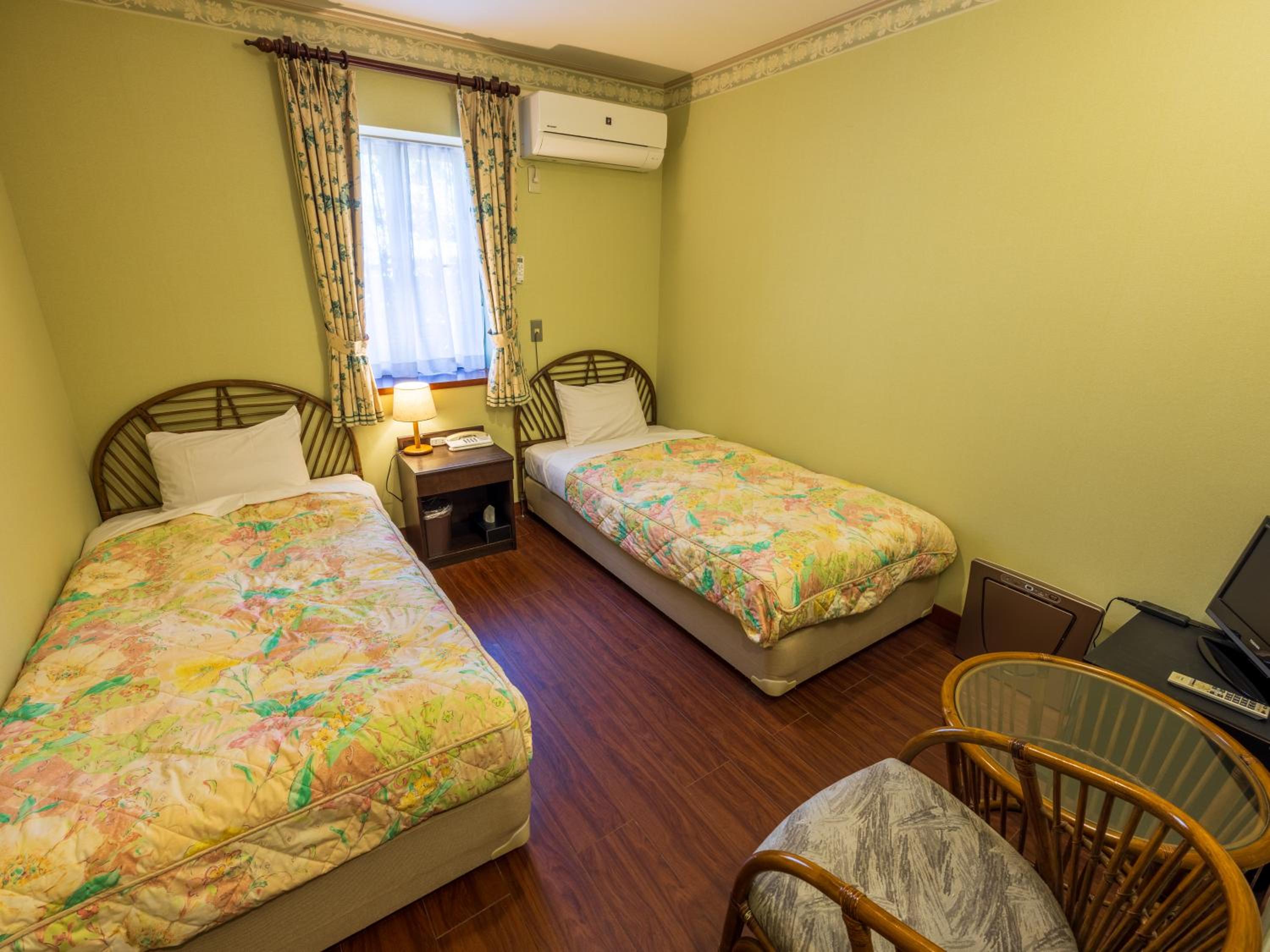 Standard Twin Room - Photo 2