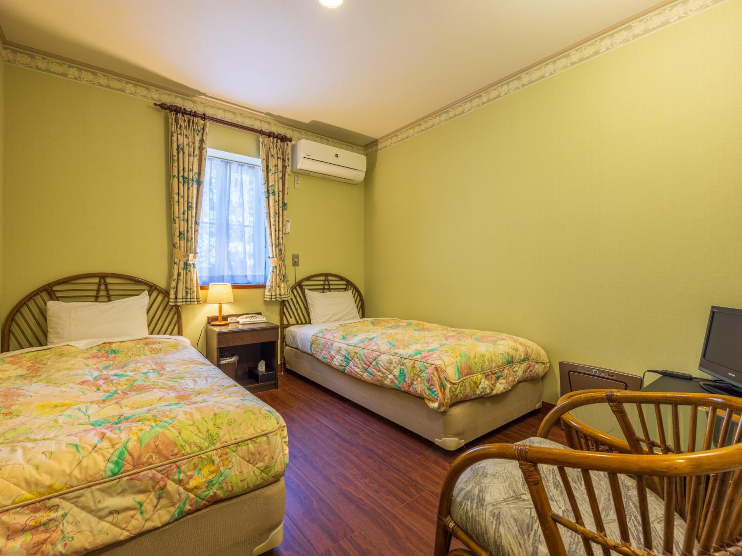 Standard Twin Room - Photo 3
