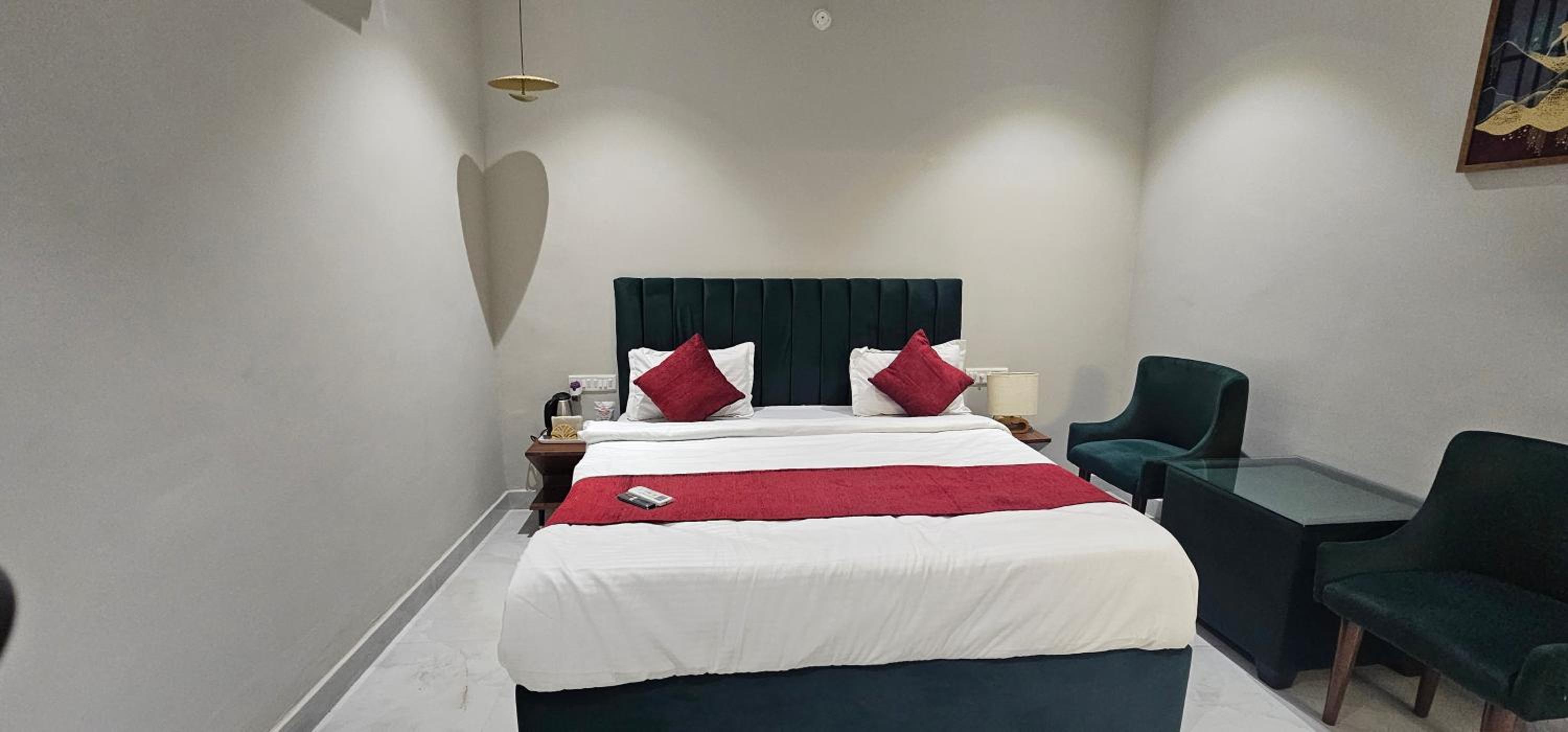 Deluxe Room - Photo 9