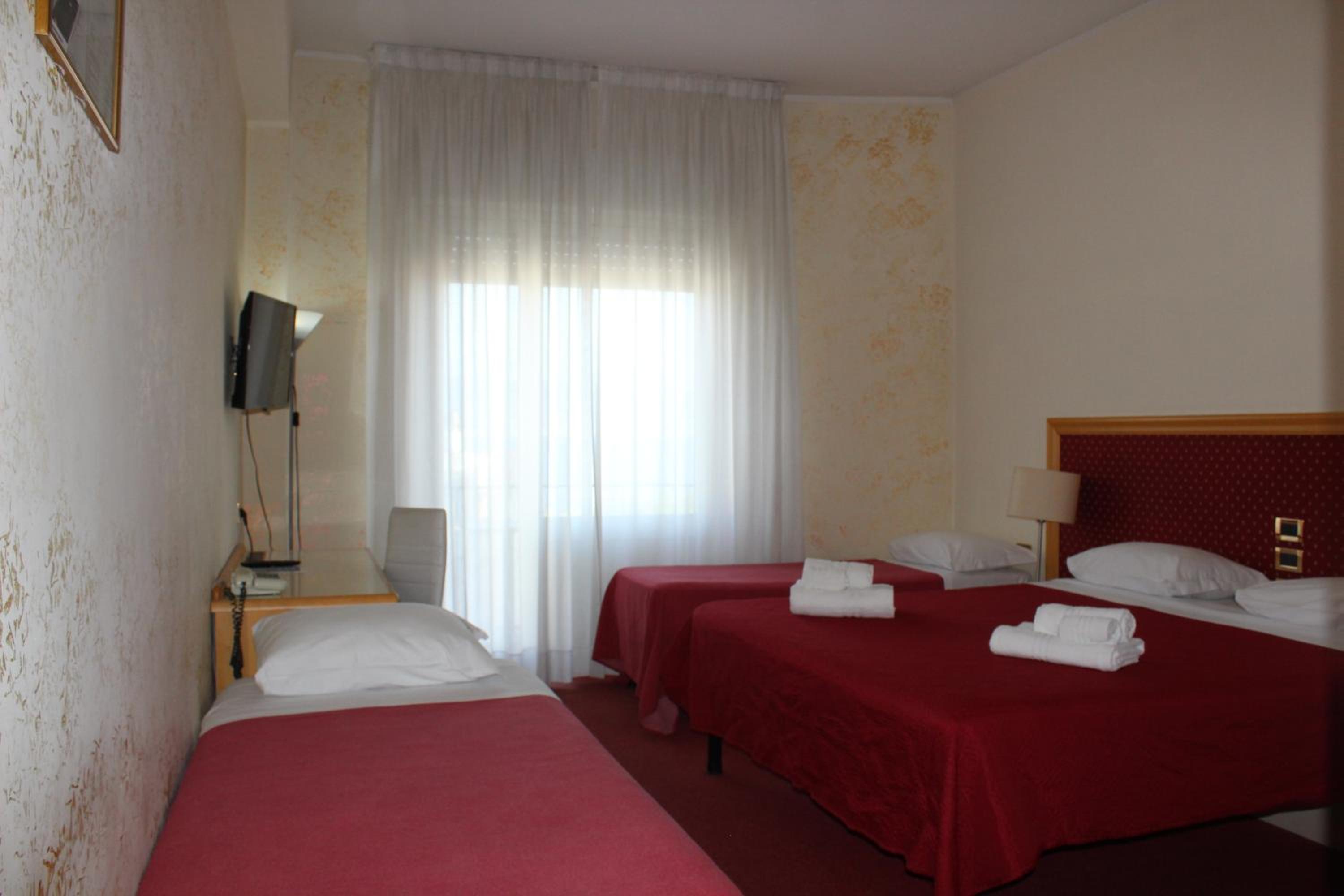 Basic Triple Room photo 2