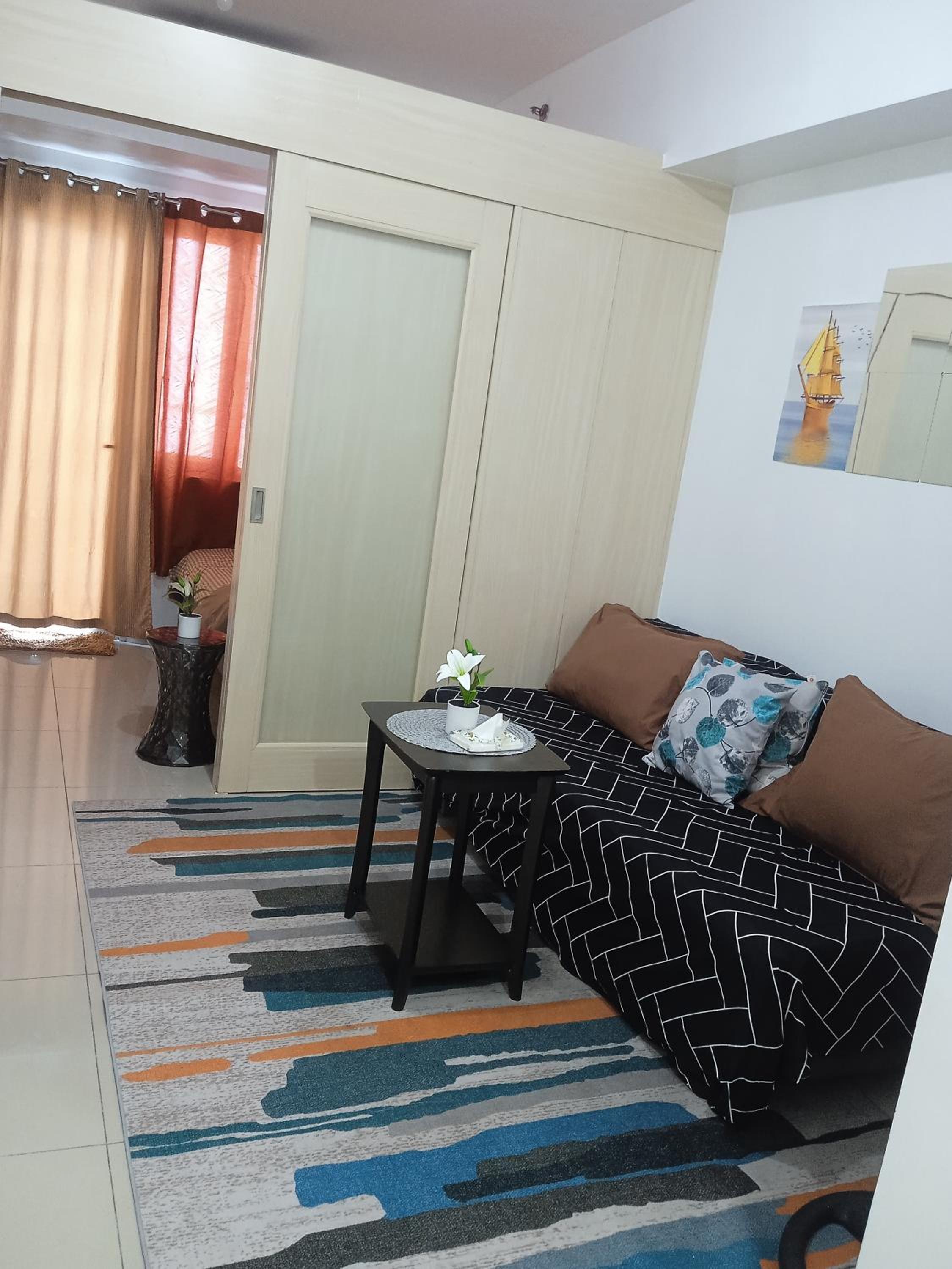 One-Bedroom Apartment - Photo 1
