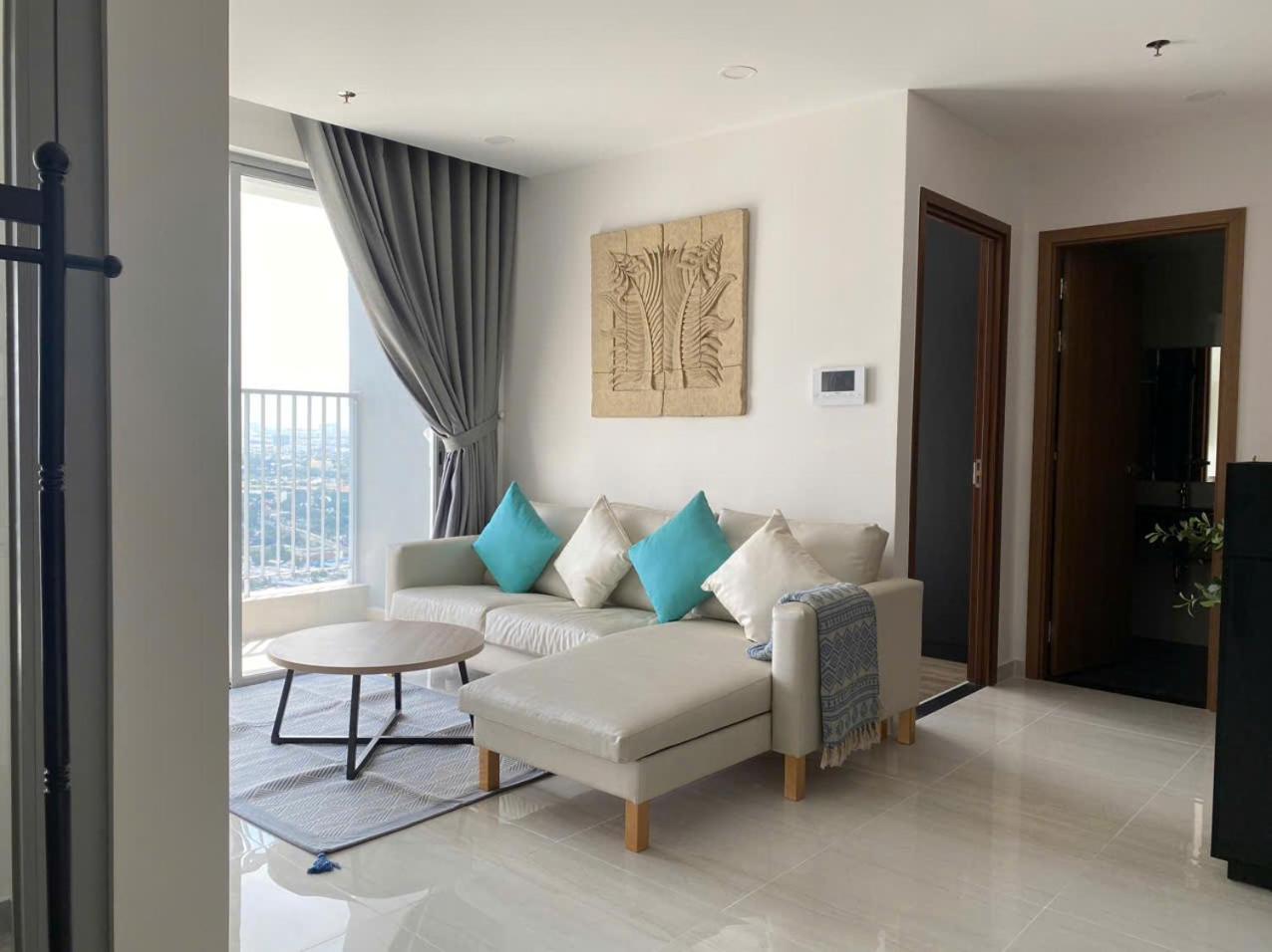 One-Bedroom Apartment - Photo 2