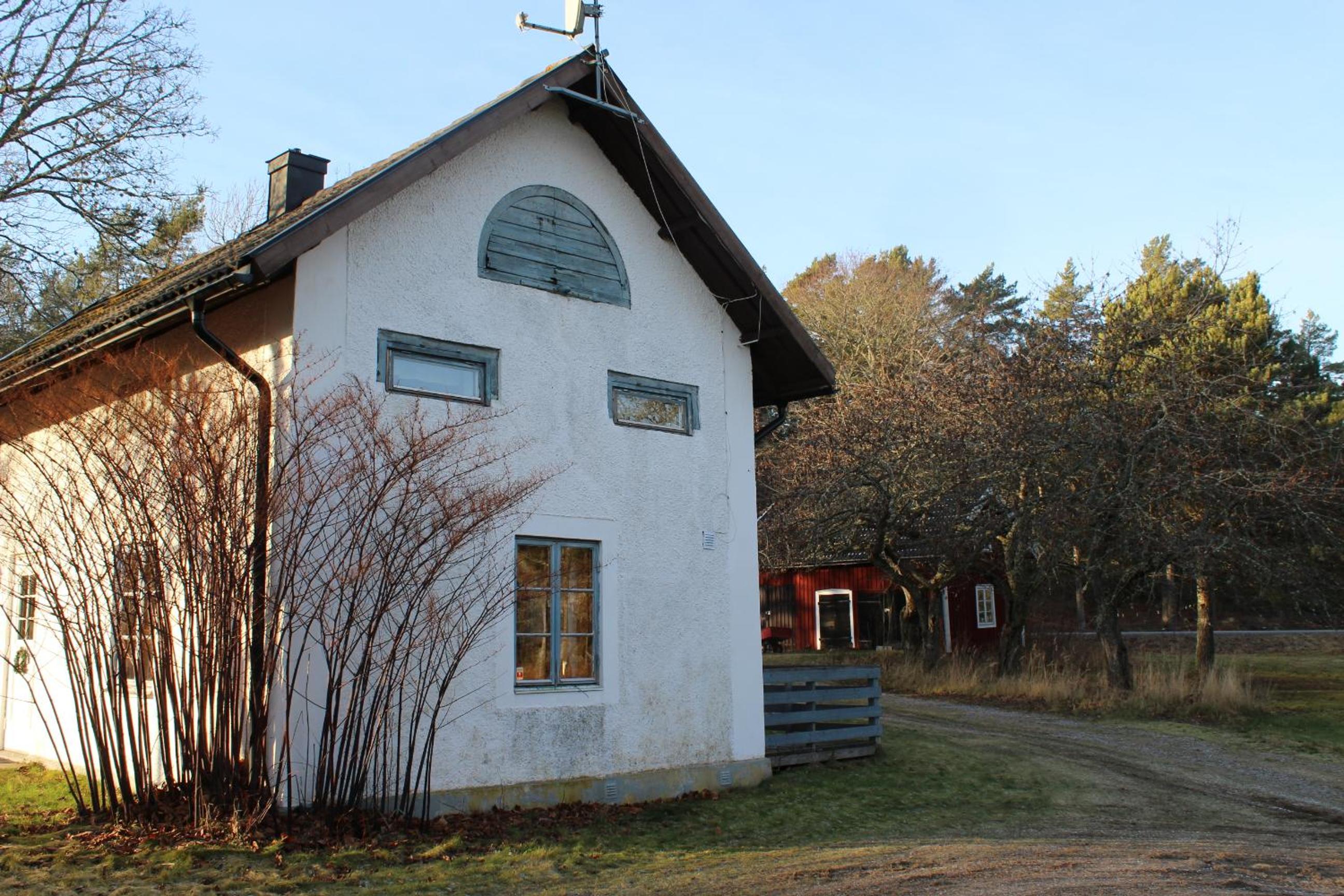 Three-Bedroom House photo 2
