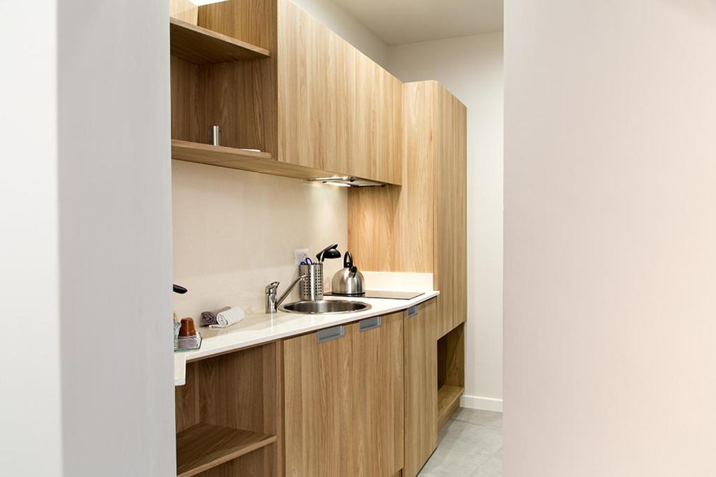 Deluxe Room - Photo 13