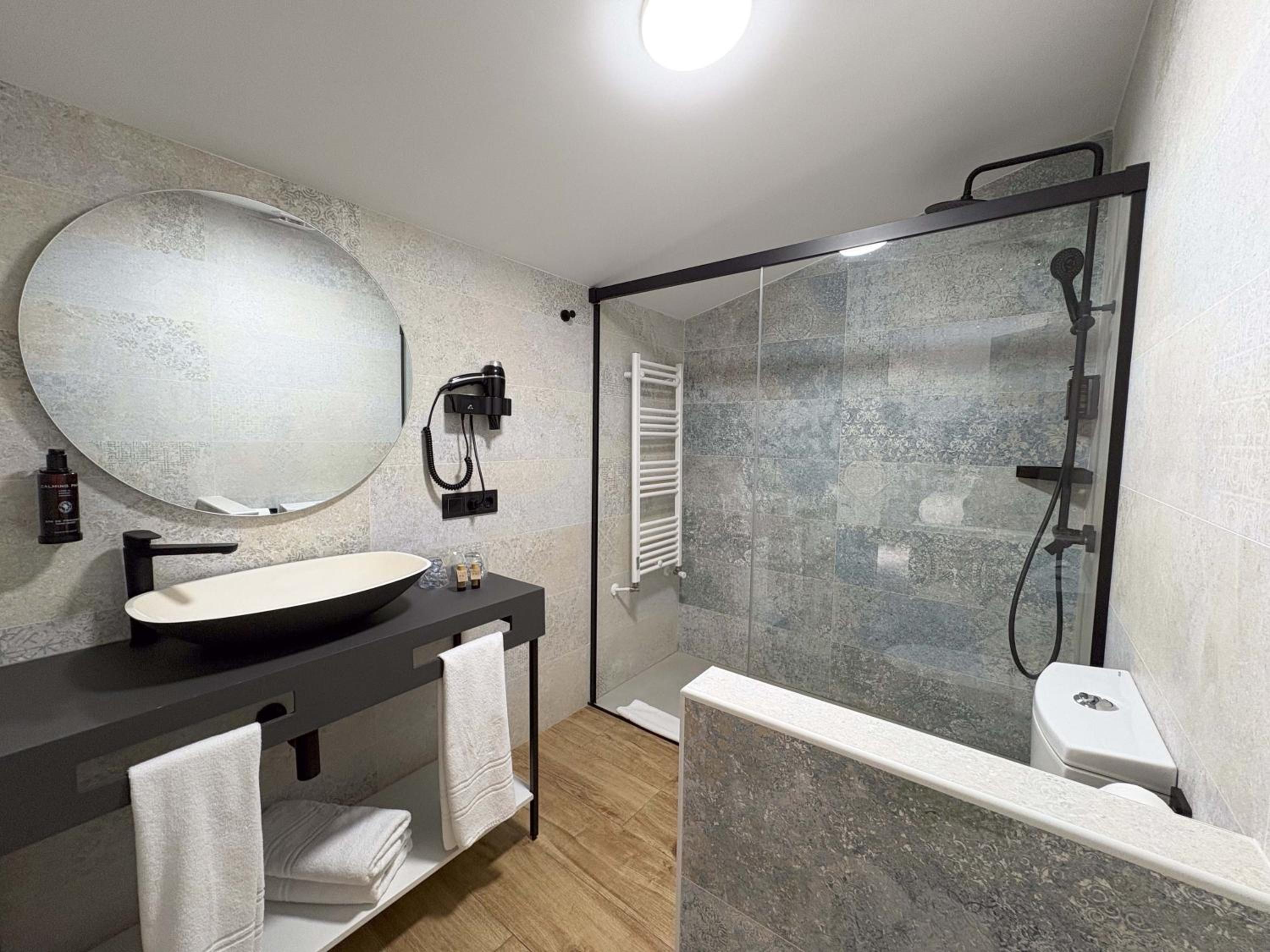 Suite with Hot Tub and Terrace photo 3