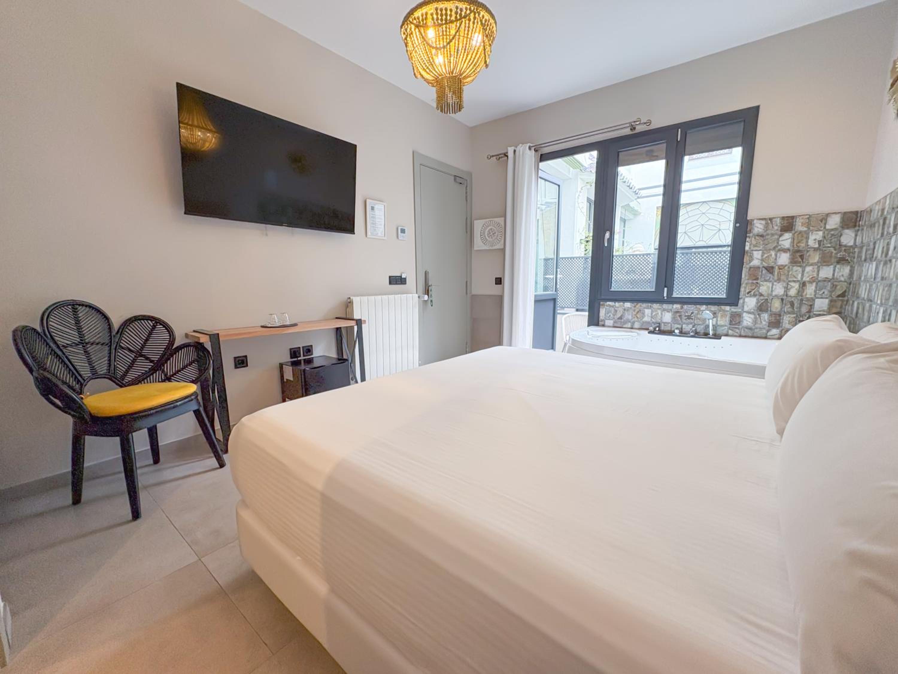 Suite with Hot Tub and Terrace photo 2