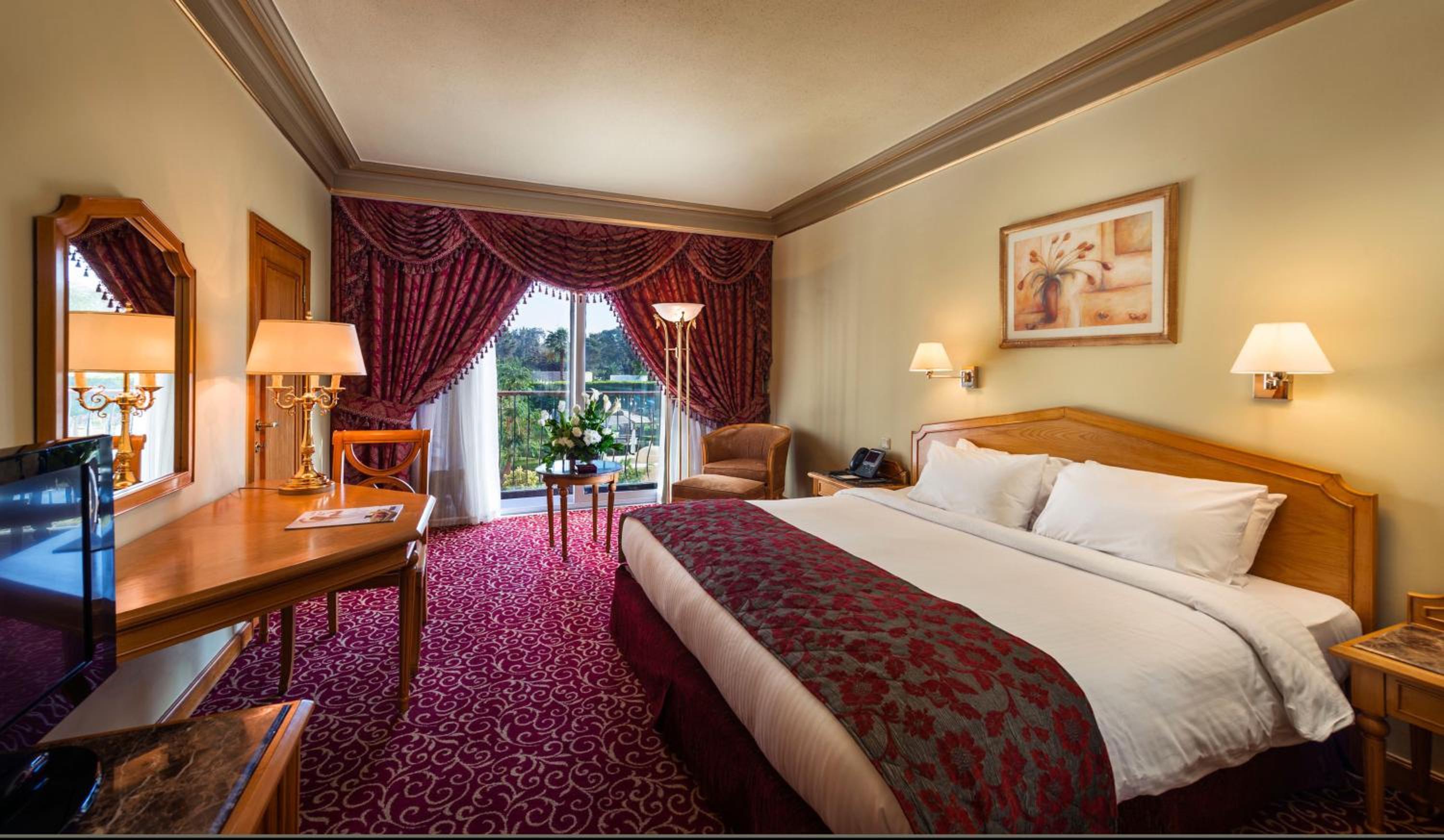 Superior Double Room with Pool View thumbnail 5